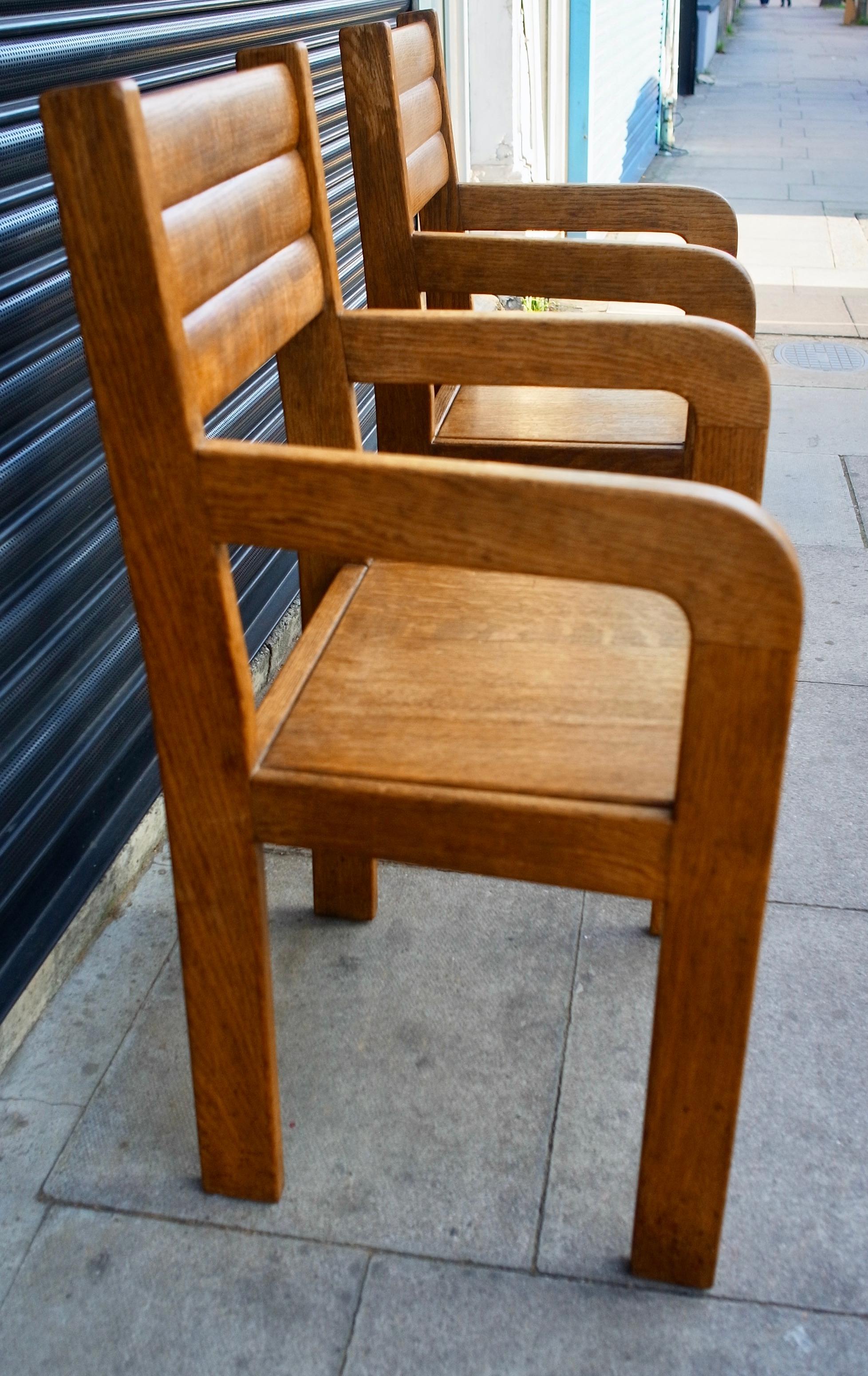 Paar 1940er Jahre handgefertigte englische Eiche Vintage Carver / Side Chairs im Angebot 5
