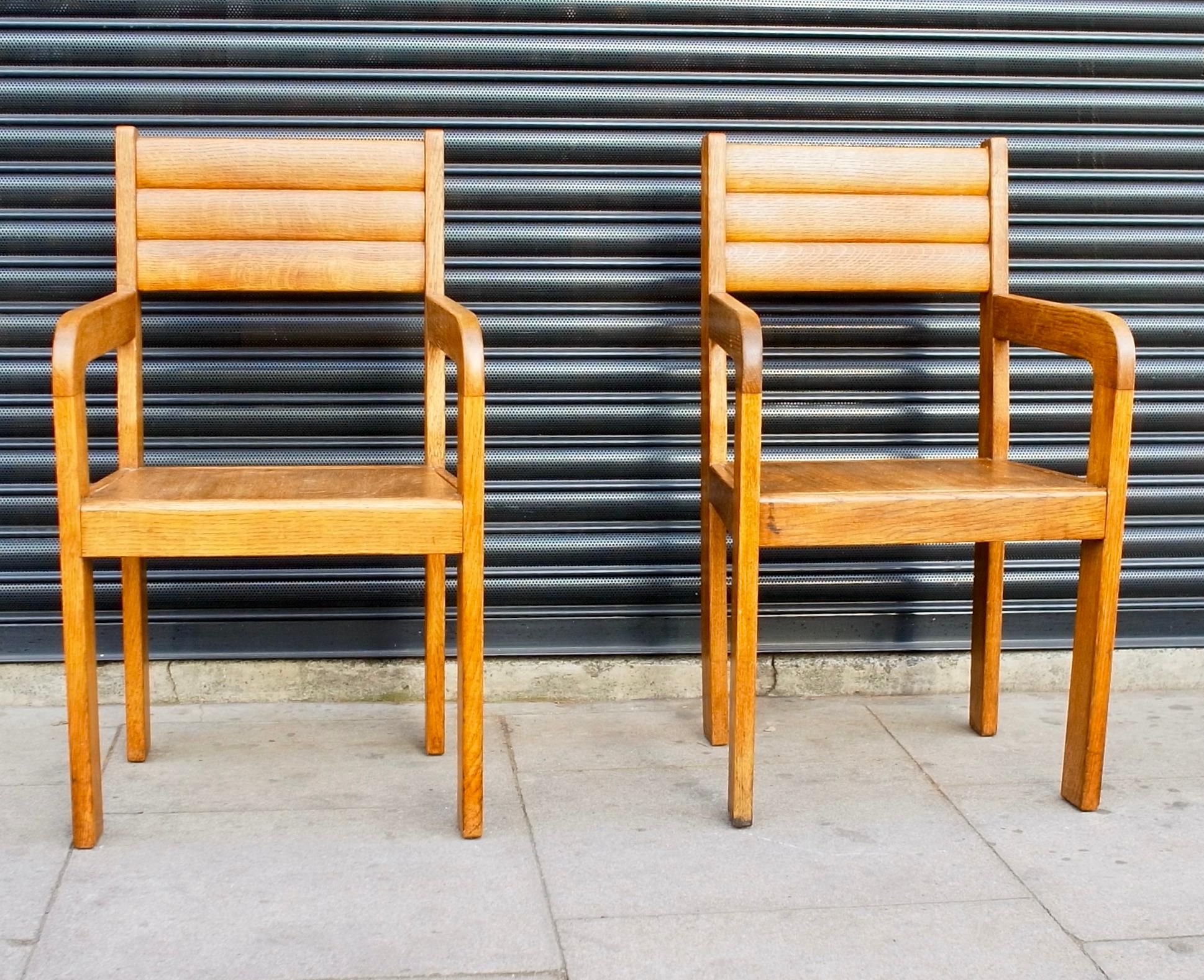 Paar 1940er Jahre handgefertigte englische Eiche Vintage Carver / Side Chairs (Arts and Crafts) im Angebot