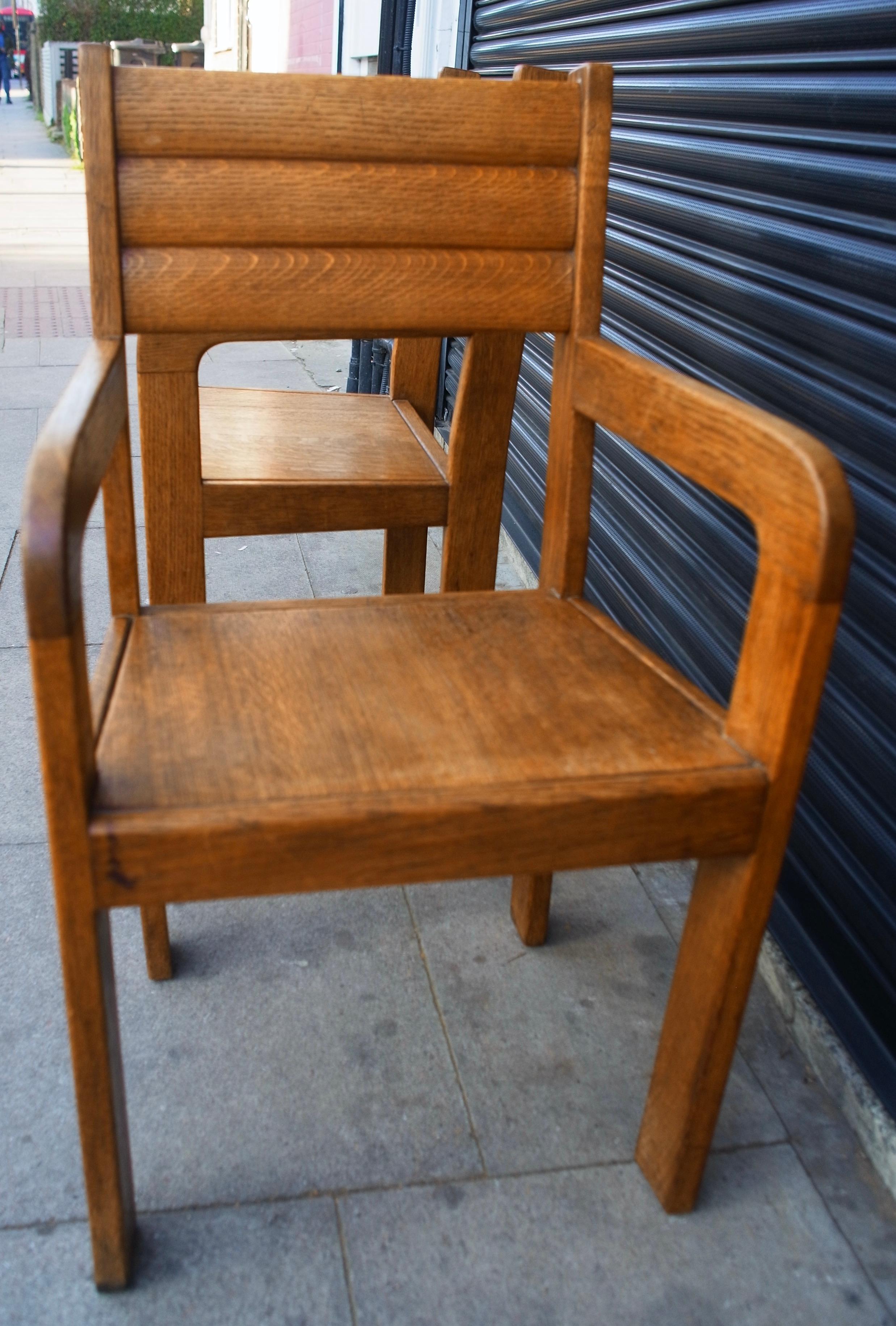 Paar 1940er Jahre handgefertigte englische Eiche Vintage Carver / Side Chairs im Zustand „Gut“ im Angebot in London, GB