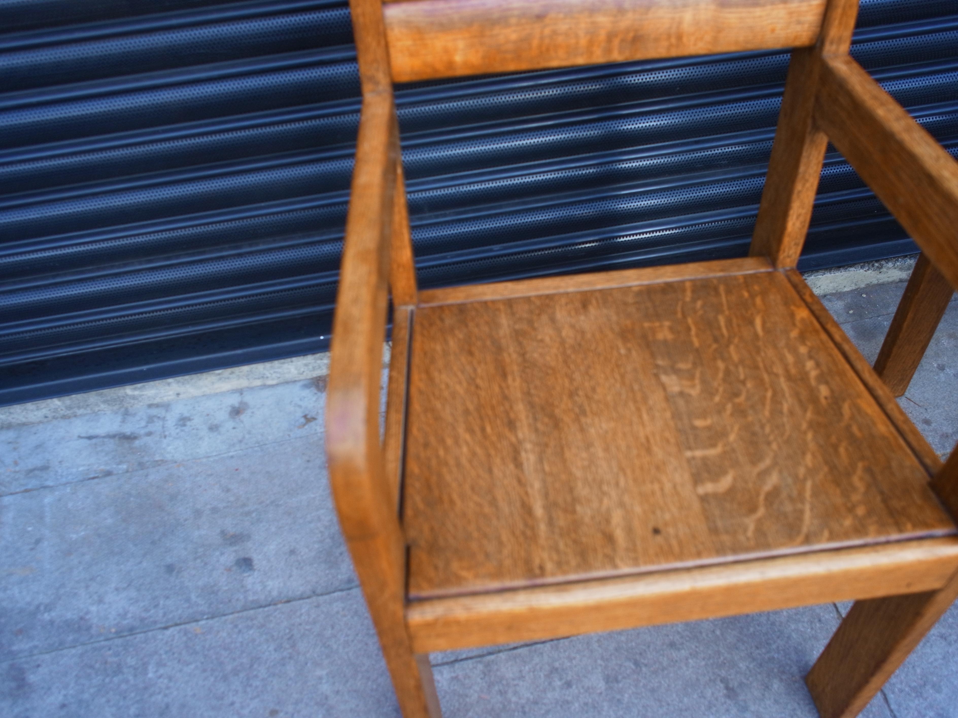 Paar 1940er Jahre handgefertigte englische Eiche Vintage Carver / Side Chairs (20. Jahrhundert) im Angebot