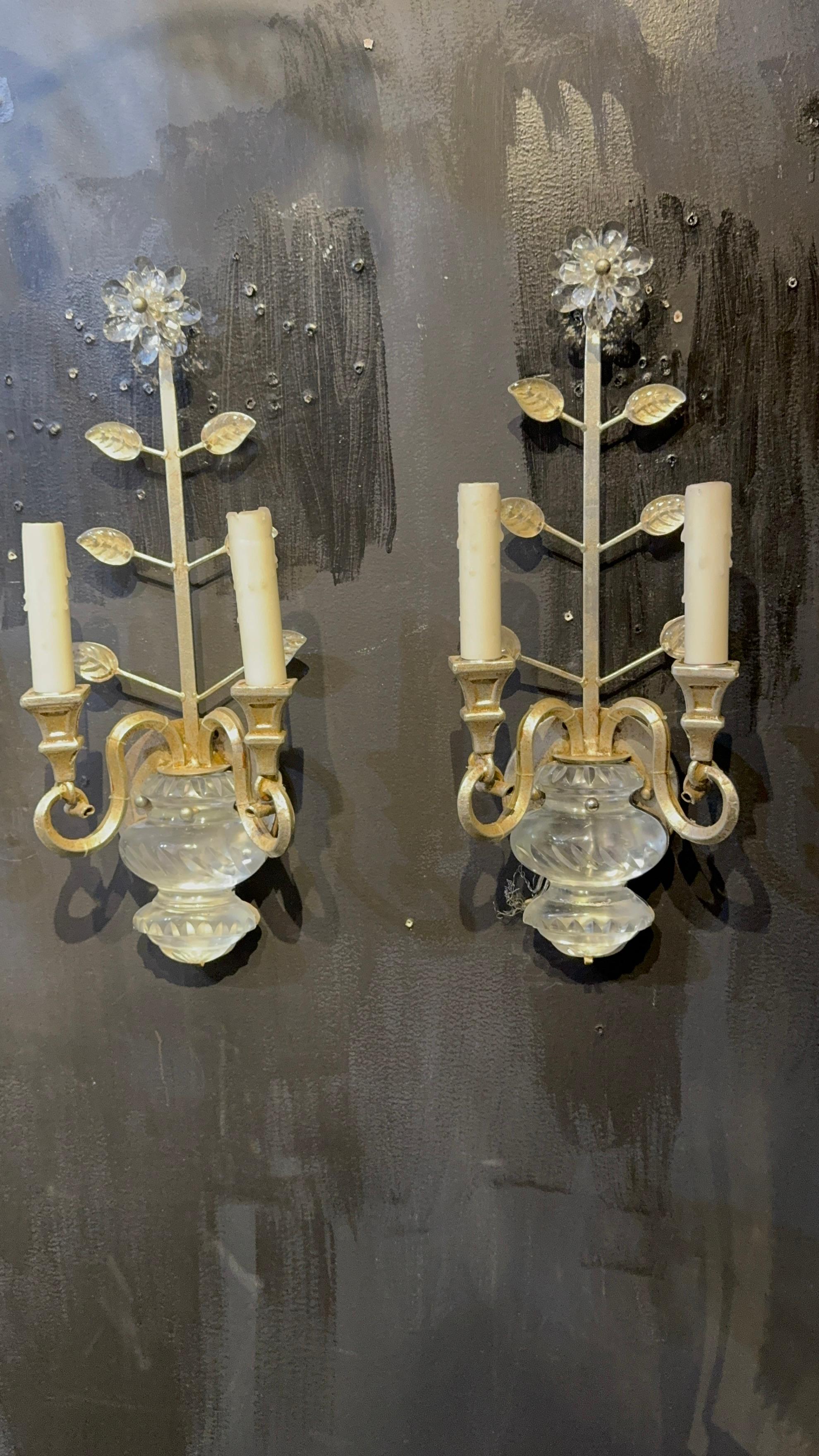 A pair of 1940’s Silver leaves French sconces In Good Condition For Sale In New York, NY