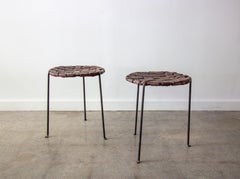 Ein Paar 1940er Swift and Monell Hocker aus gewebtem Leder und Eisen aus der Mitte des modernen Jahrhunderts