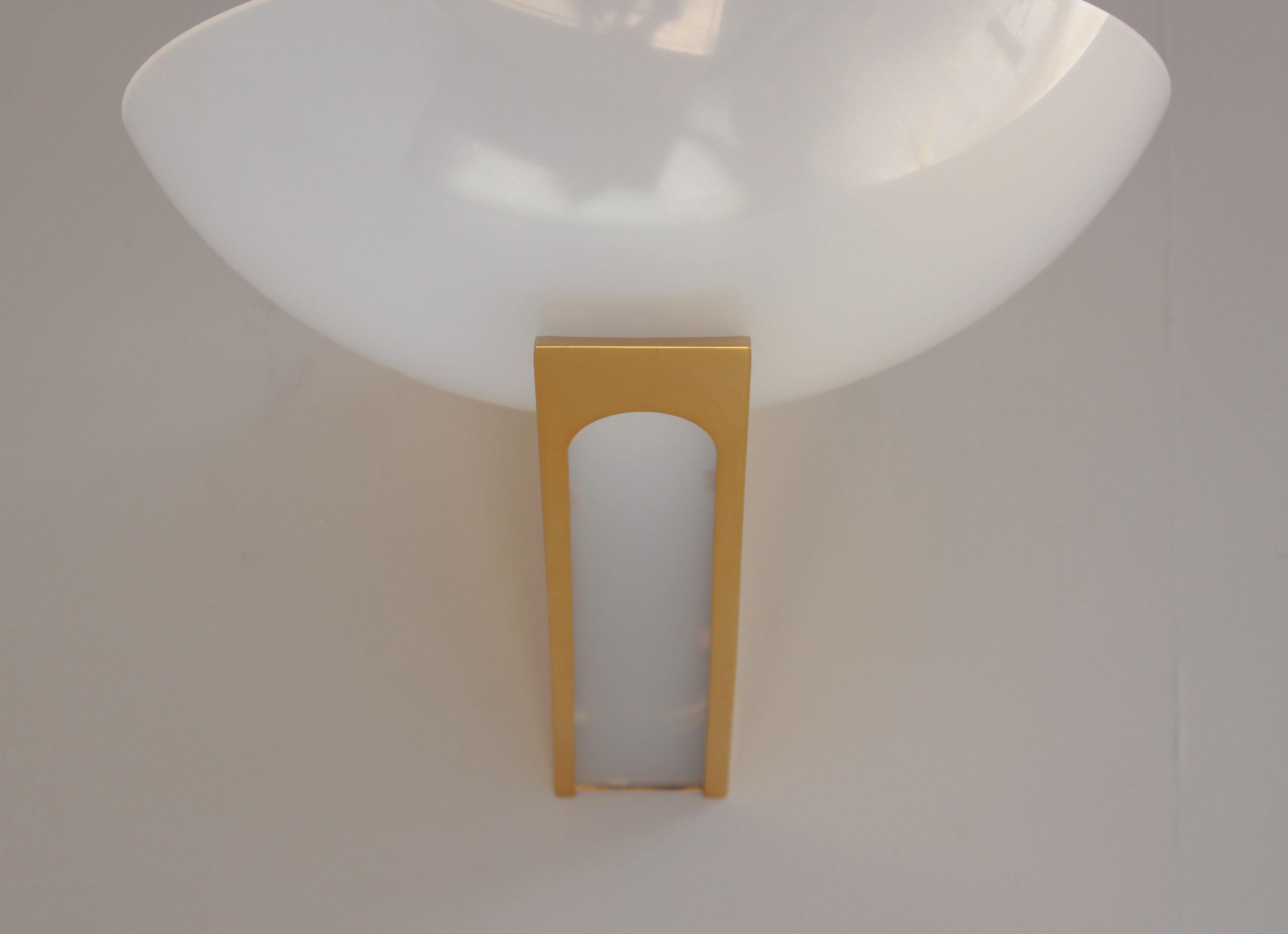 Una coppia di lampade in ottone e lucite degli anni '50 in vendita 3
