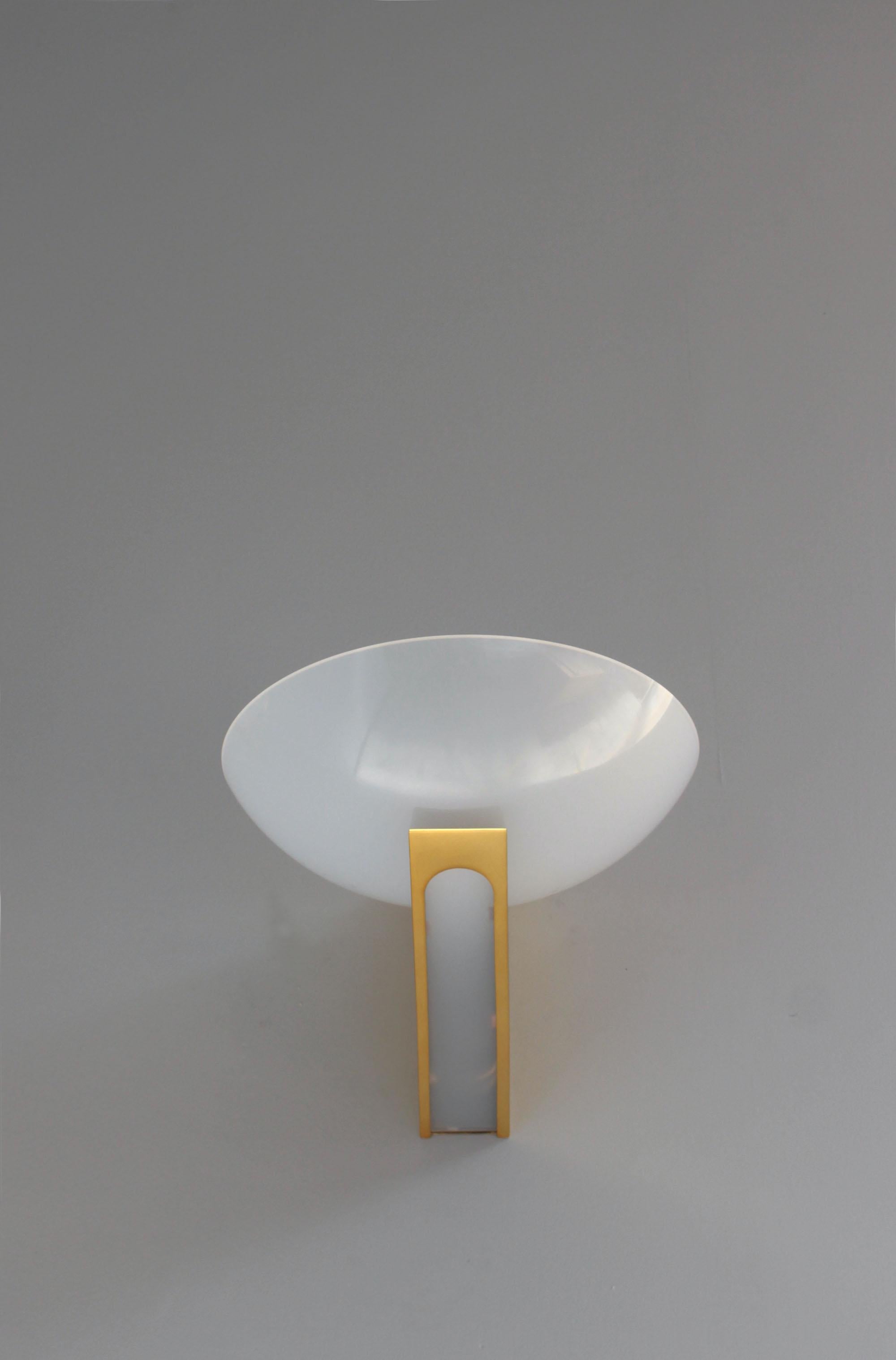 Art Déco Una coppia di lampade in ottone e lucite degli anni '50 in vendita