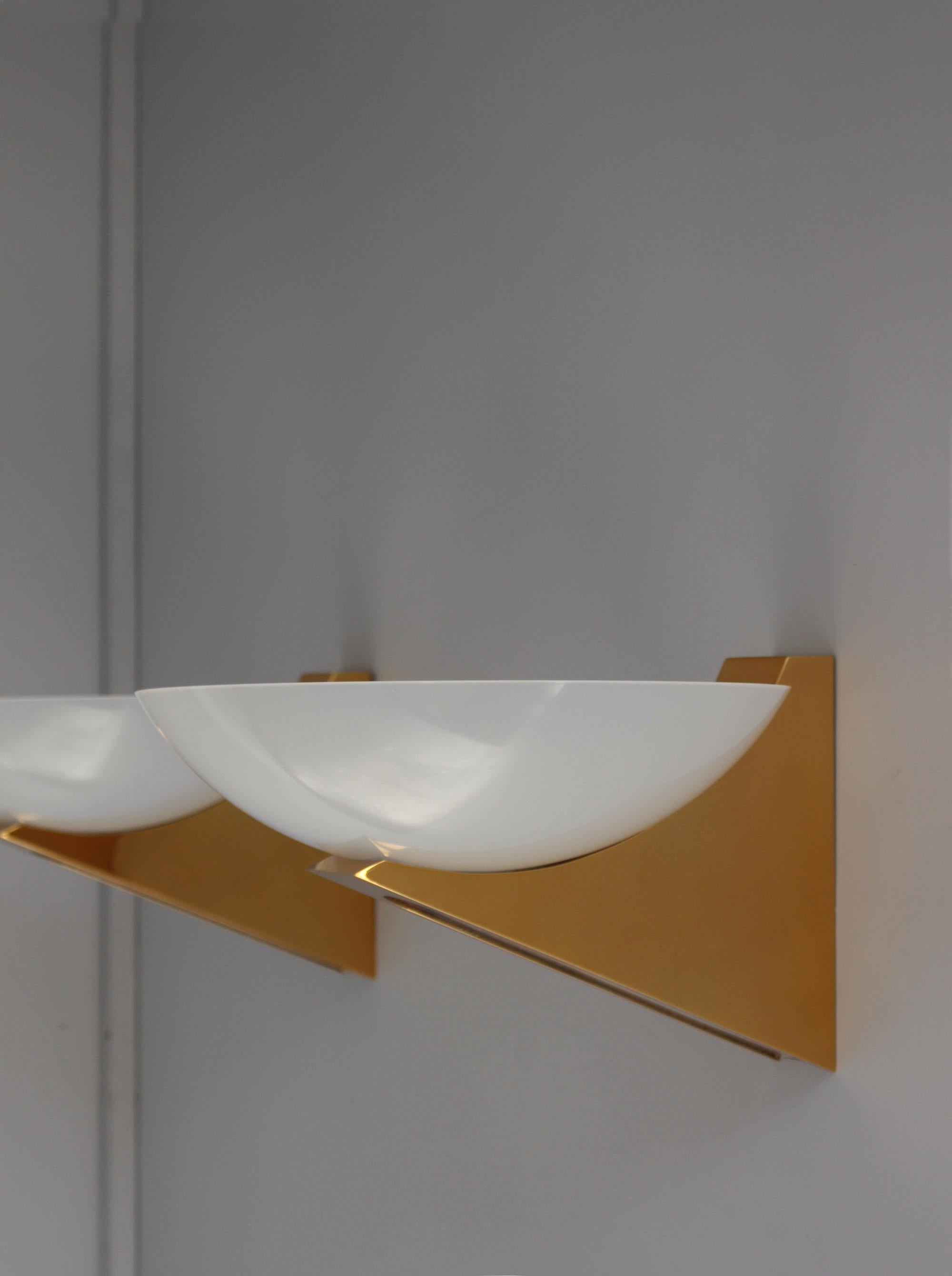 Una coppia di lampade in ottone e lucite degli anni '50 in vendita 2