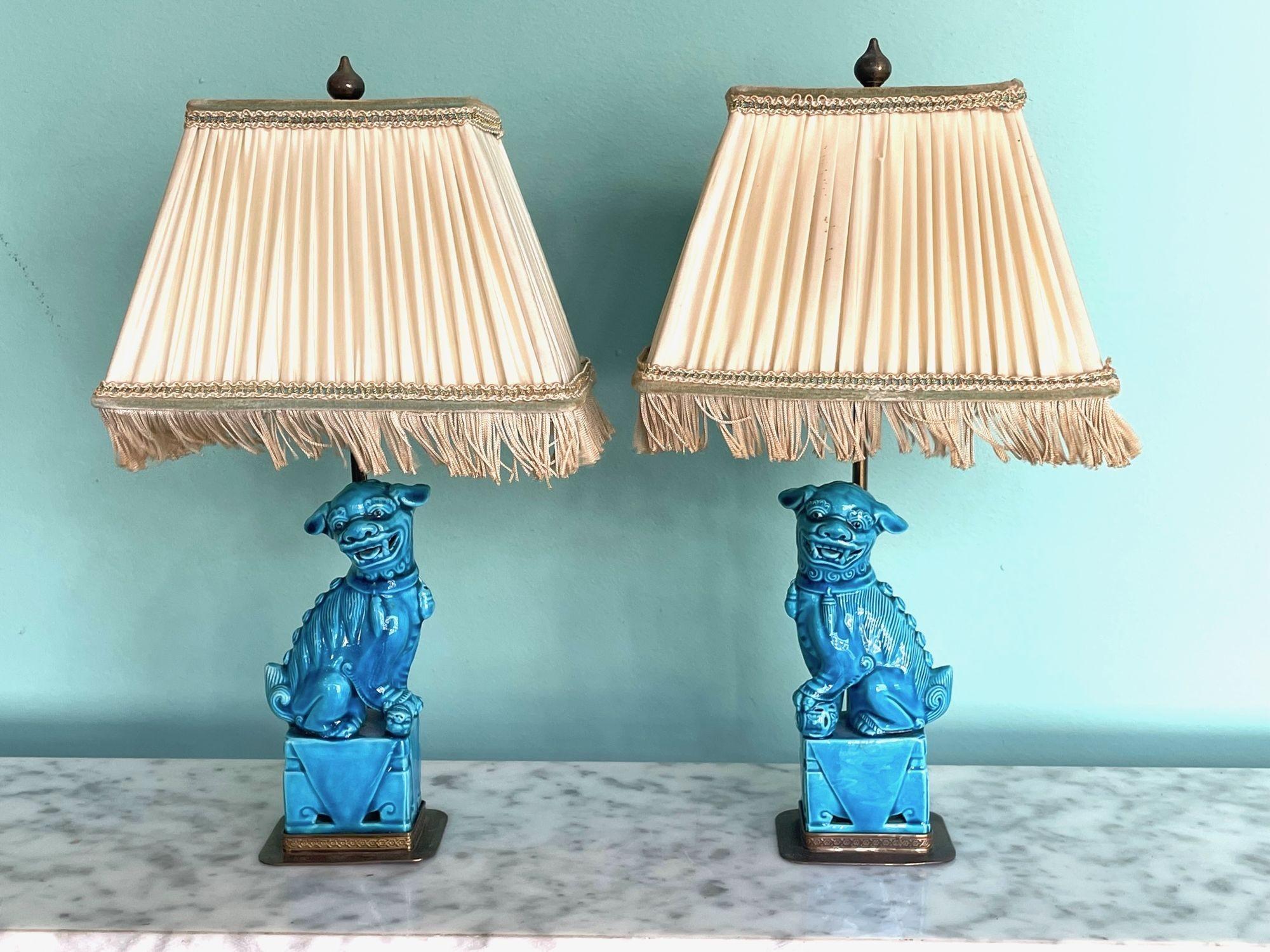 A pair of 1950s ceramic foo dog lamps on decorative brass base 8