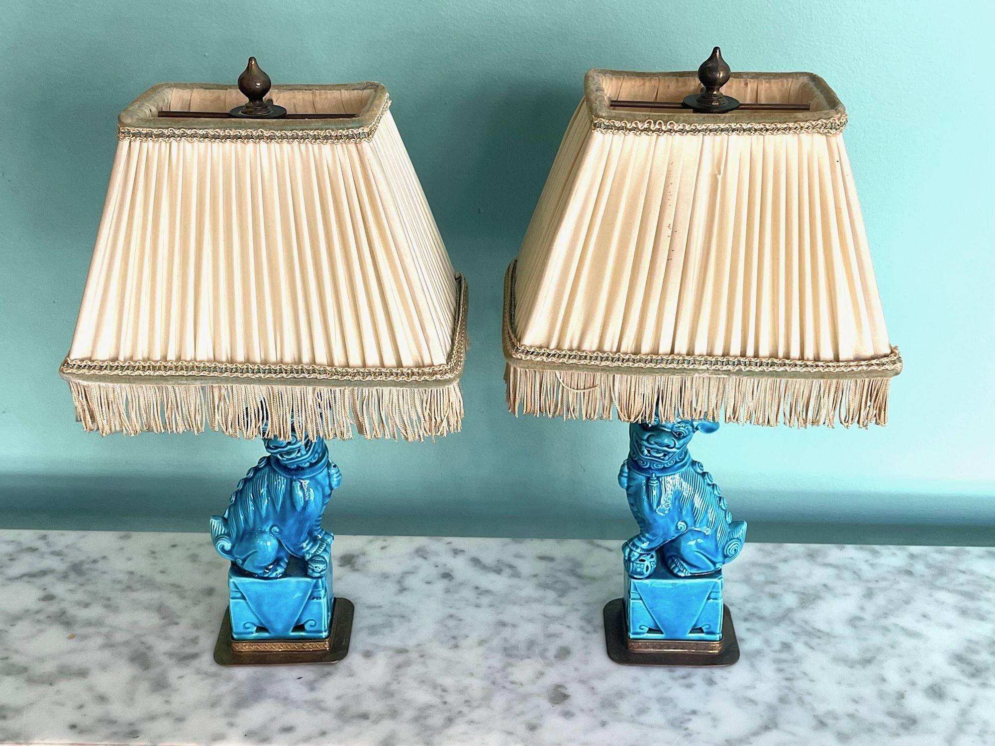 Mid-20th Century A pair of 1950s ceramic foo dog lamps on decorative brass base