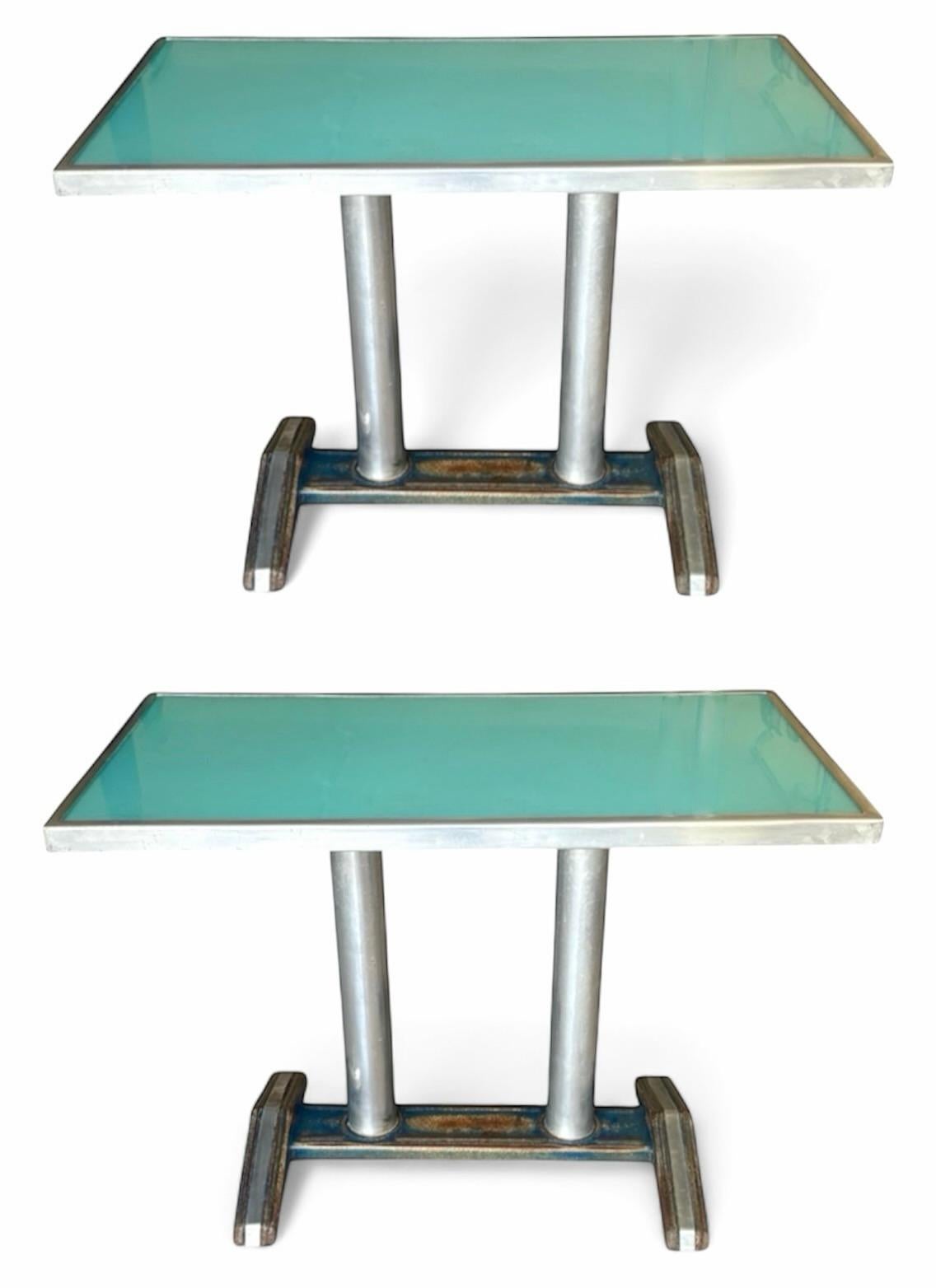 Gran Pareja de mesas francesas de aluminio de mediados del siglo XX con preciosos tableros de cristal color piscina 