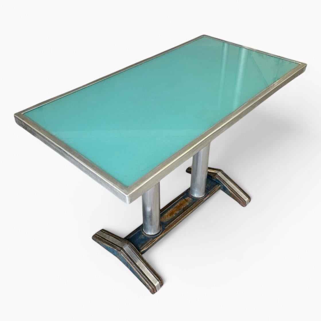 Pareja de consolas francesas de los años 50 con tapa de cristal y aluminio azul cielo Moderno de mediados de siglo en venta