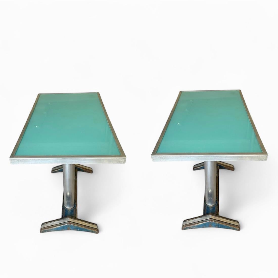 Pareja de consolas francesas de los años 50 con tapa de cristal y aluminio azul cielo Francés en venta