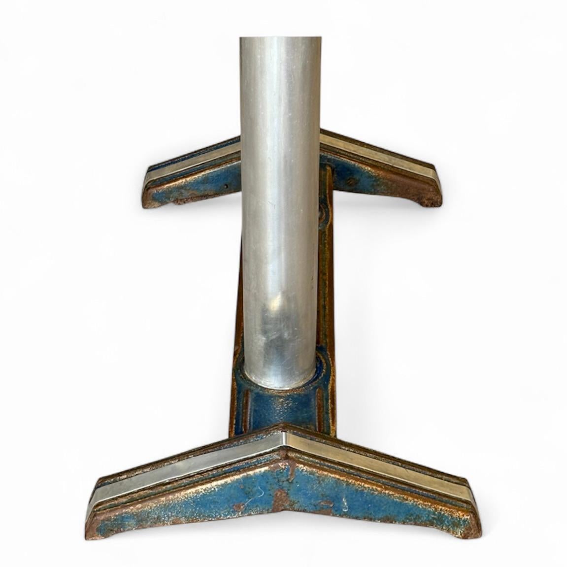 Pareja de consolas francesas de los años 50 con tapa de cristal y aluminio azul cielo en Bueno estado para la venta en Oxford, GB