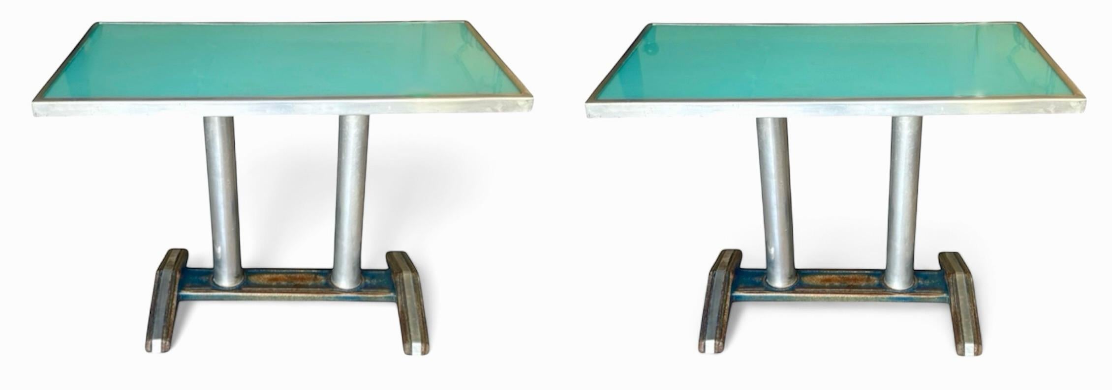 Pareja de consolas francesas de los años 50 con tapa de cristal y aluminio azul cielo Aluminio en venta