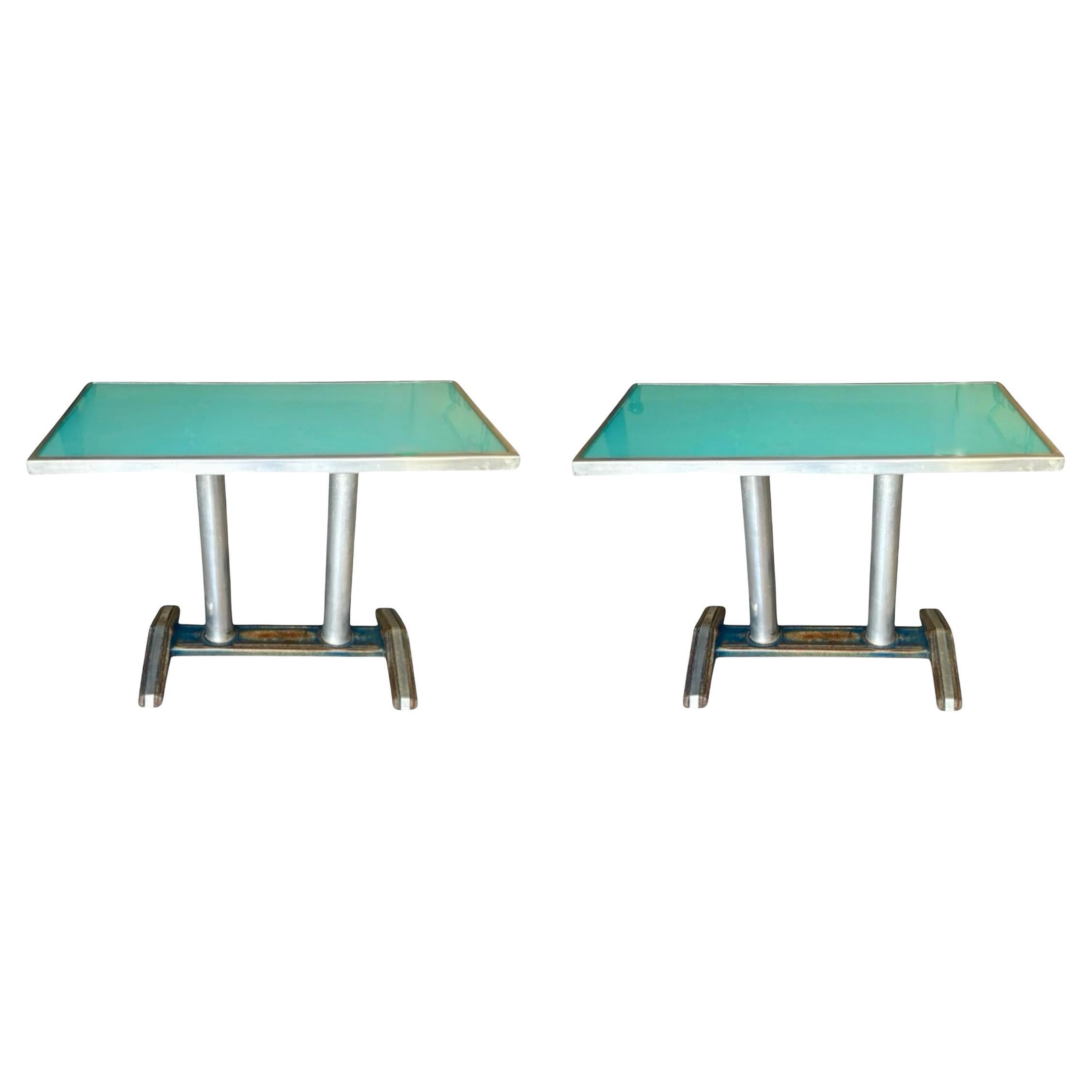 Pareja de consolas francesas de los años 50 con tapa de cristal y aluminio azul cielo en venta