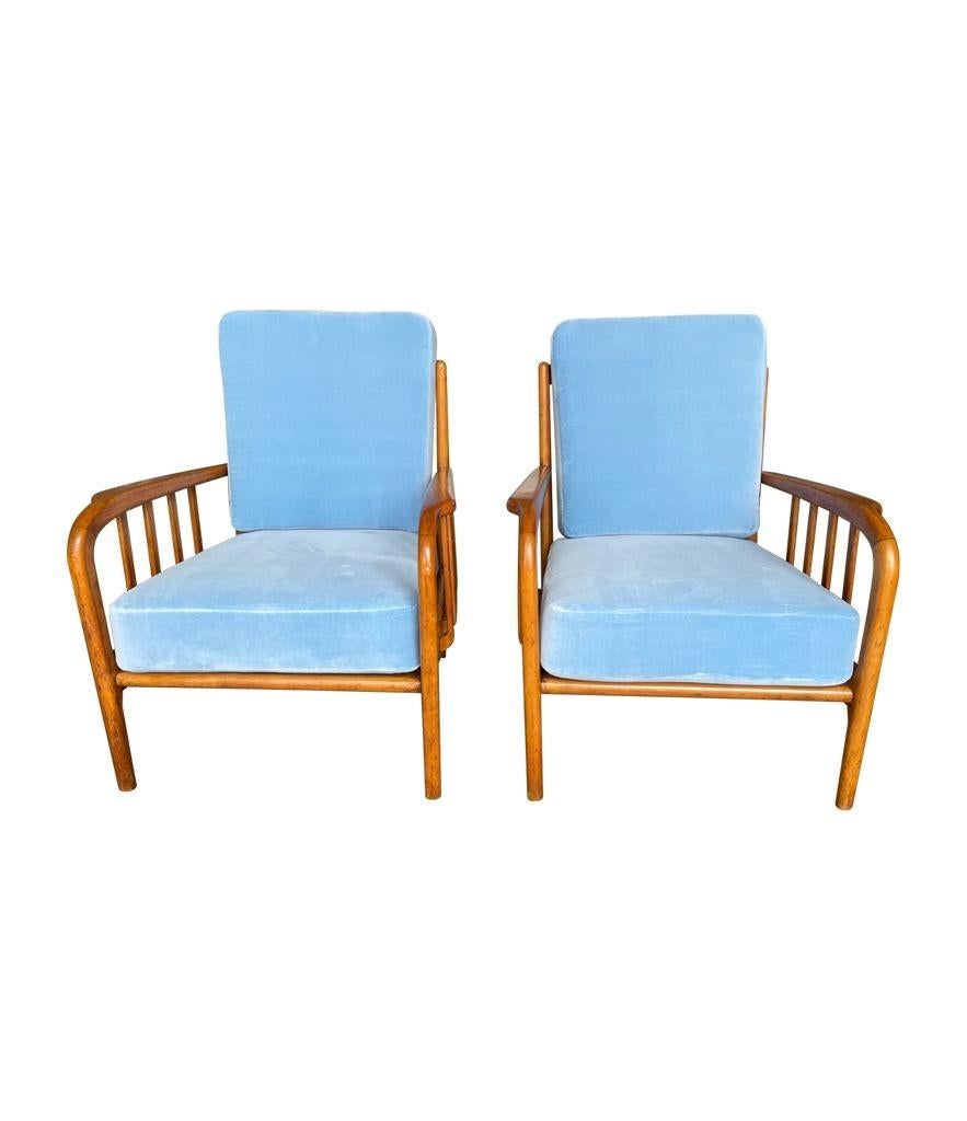 Ein Paar italienische Sessel aus den 1950er Jahren, die Paolo Buffa zugeschrieben werden, neu gepolstert mit babyblauem Samt von Designers Guild. Der Buchenrahmen ist gut verarbeitet, hat eine schöne, honigfarbene Patina und ist strukturell sehr