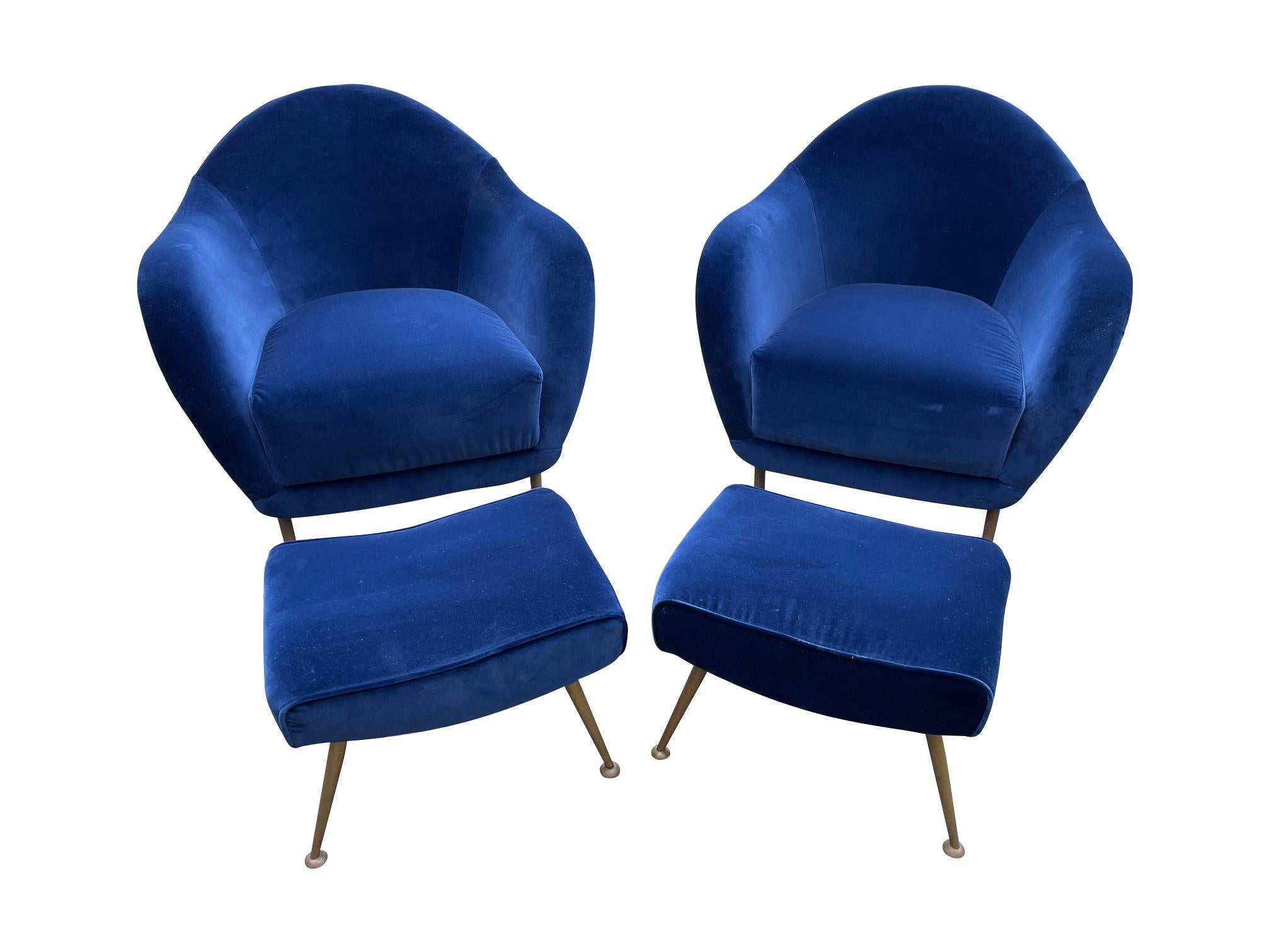 A lovely pair of 1950s Italian armchairs in the style of Guglielmo Veronesi with matching ottomans, all with original brass legs and reupholstered in Designer Guild 