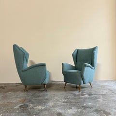 Une paire de fauteuils italiens bleu clair des années 1950, signés Isa Ponte San Pietro, avec des pieds en laiton