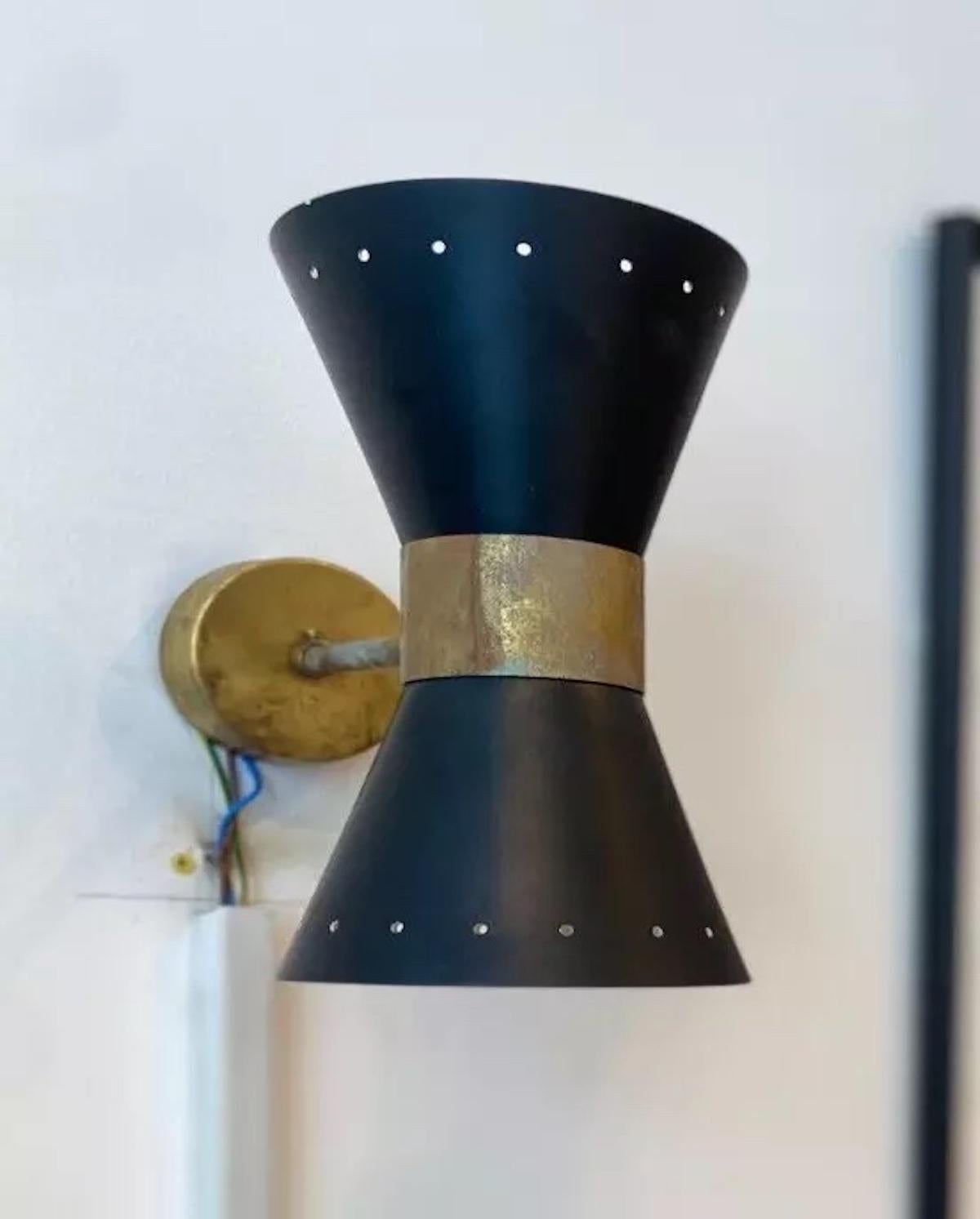 XX secolo Coppia di applique in acciaio e ottone degli anni '50 attribuite a Stilnovo in vendita