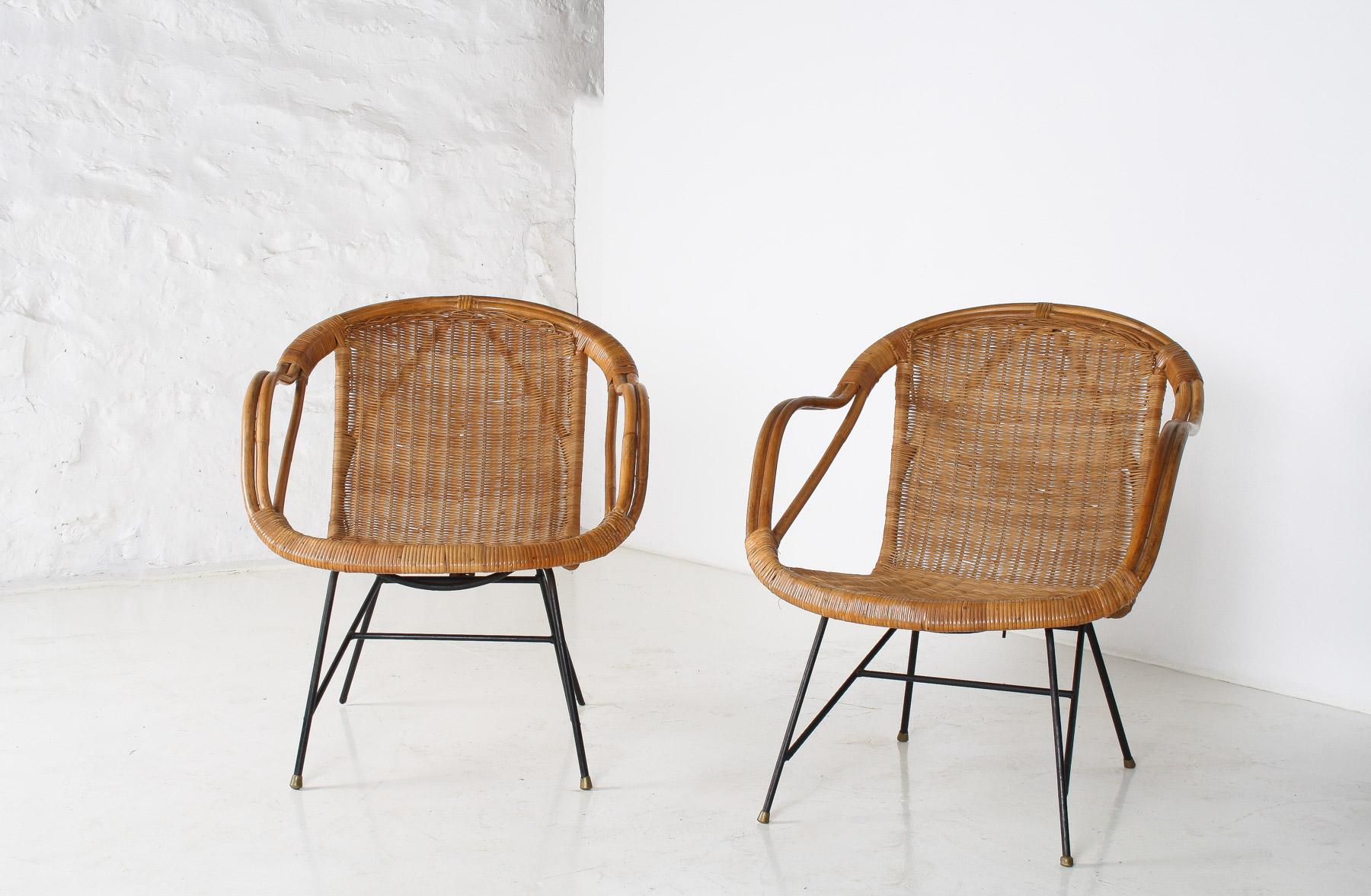 Paire de chaises panier en rotin du milieu du siècle dernier des années 1950 à la manière d'Arthur Umanoff en vente 4