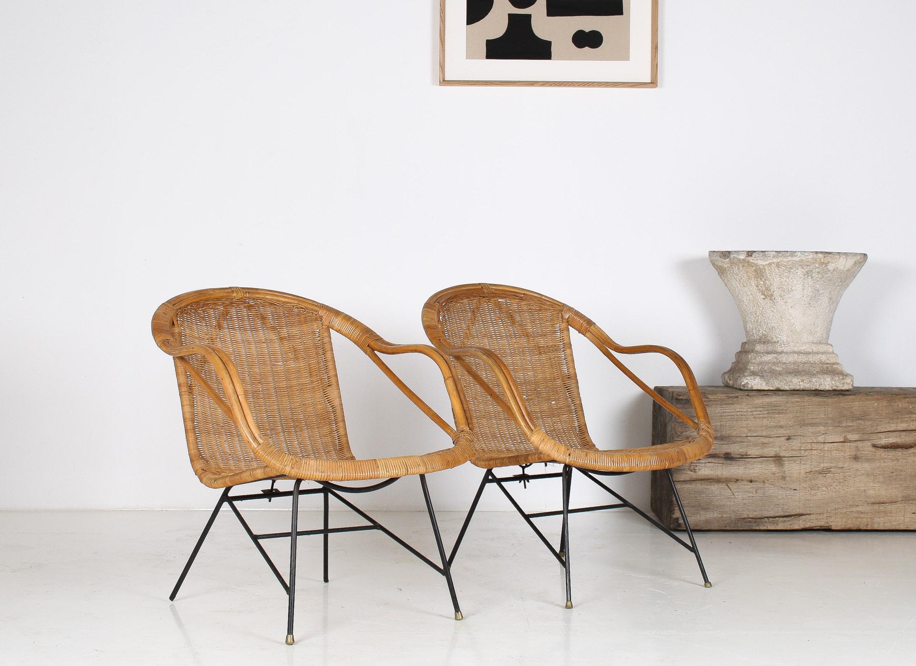 Entrez dans un monde d'élégance du milieu du siècle avec cette exceptionnelle paire de chaises panier en rotin des années 1950, magnifiquement fabriquées à la manière du célèbre designer Arthur Umanoff. Ces chaises sont un témoignage étonnant de