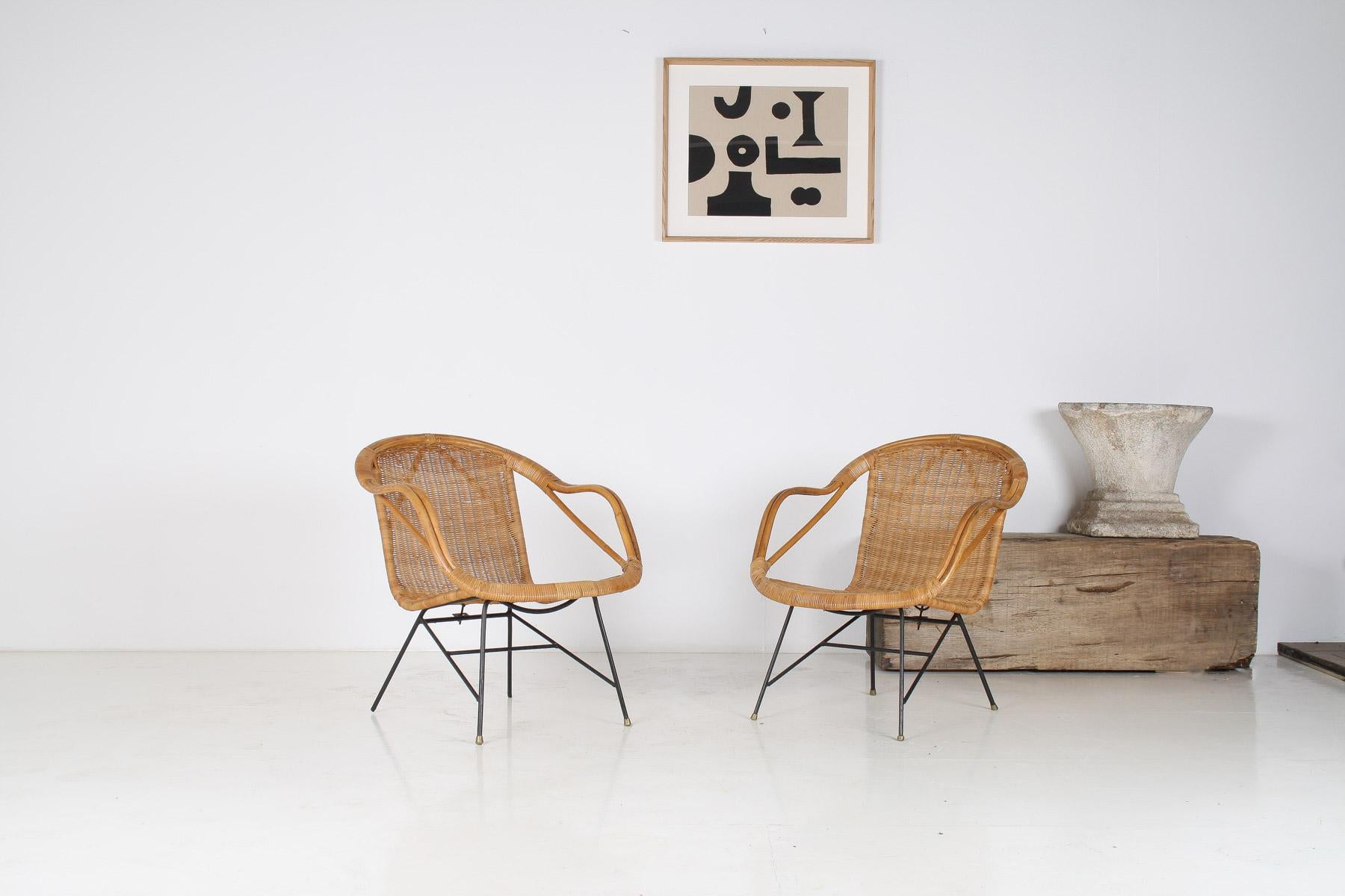 Européen Paire de chaises panier en rotin du milieu du siècle dernier des années 1950 à la manière d'Arthur Umanoff en vente
