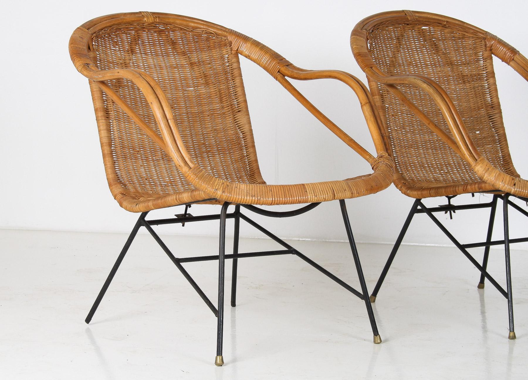 20ième siècle Paire de chaises panier en rotin du milieu du siècle dernier des années 1950 à la manière d'Arthur Umanoff en vente