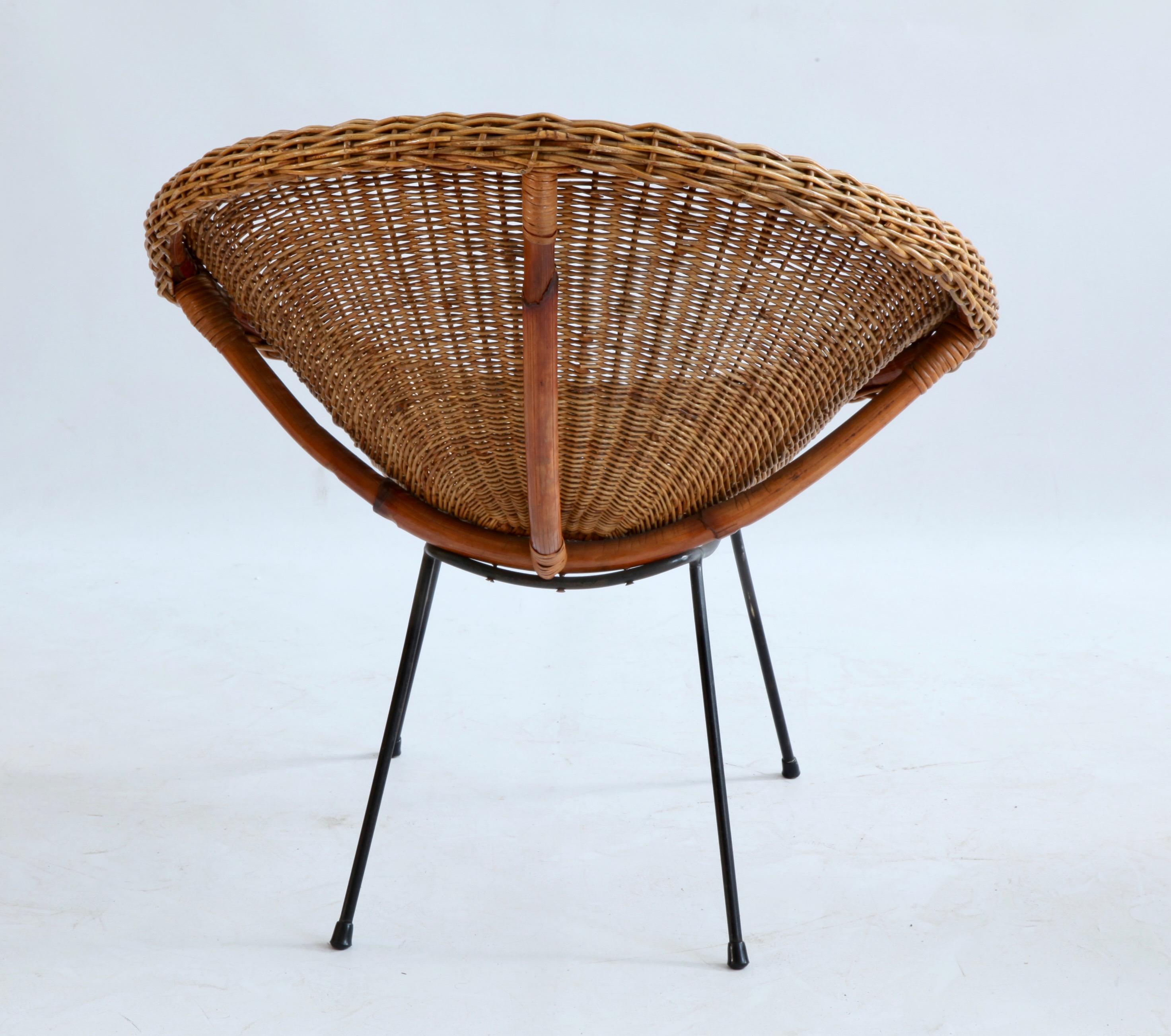 wicker pod chair