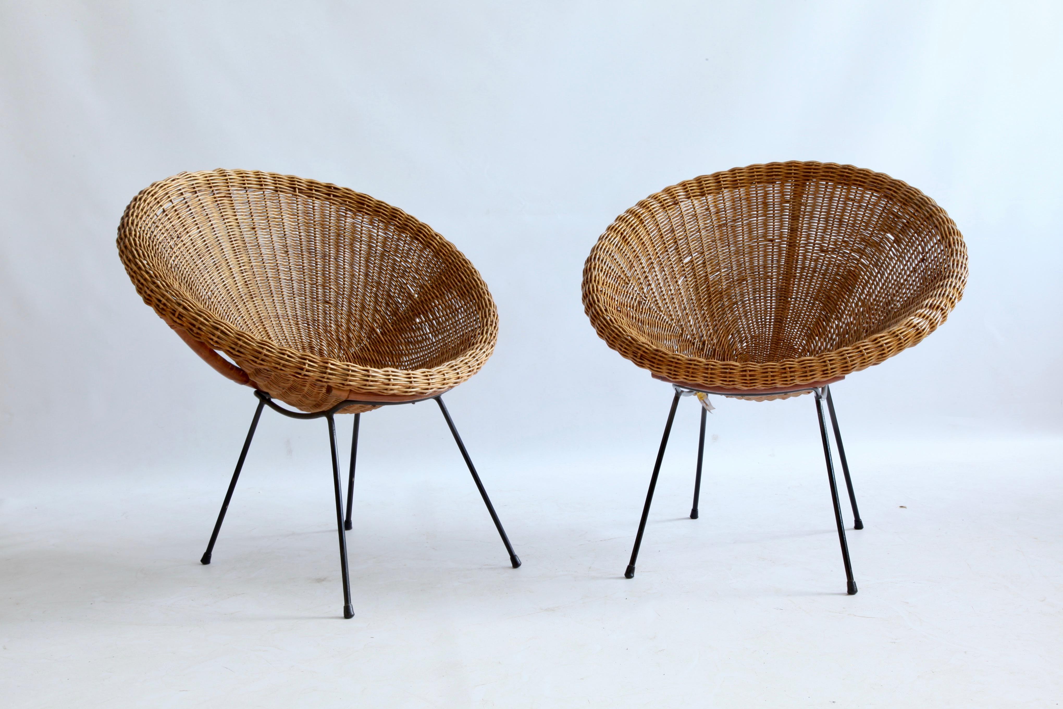 Streamlined Moderne Pair of 1950s Wicker and Iron Frame Pod Capsule Lounge Chairs For Sale