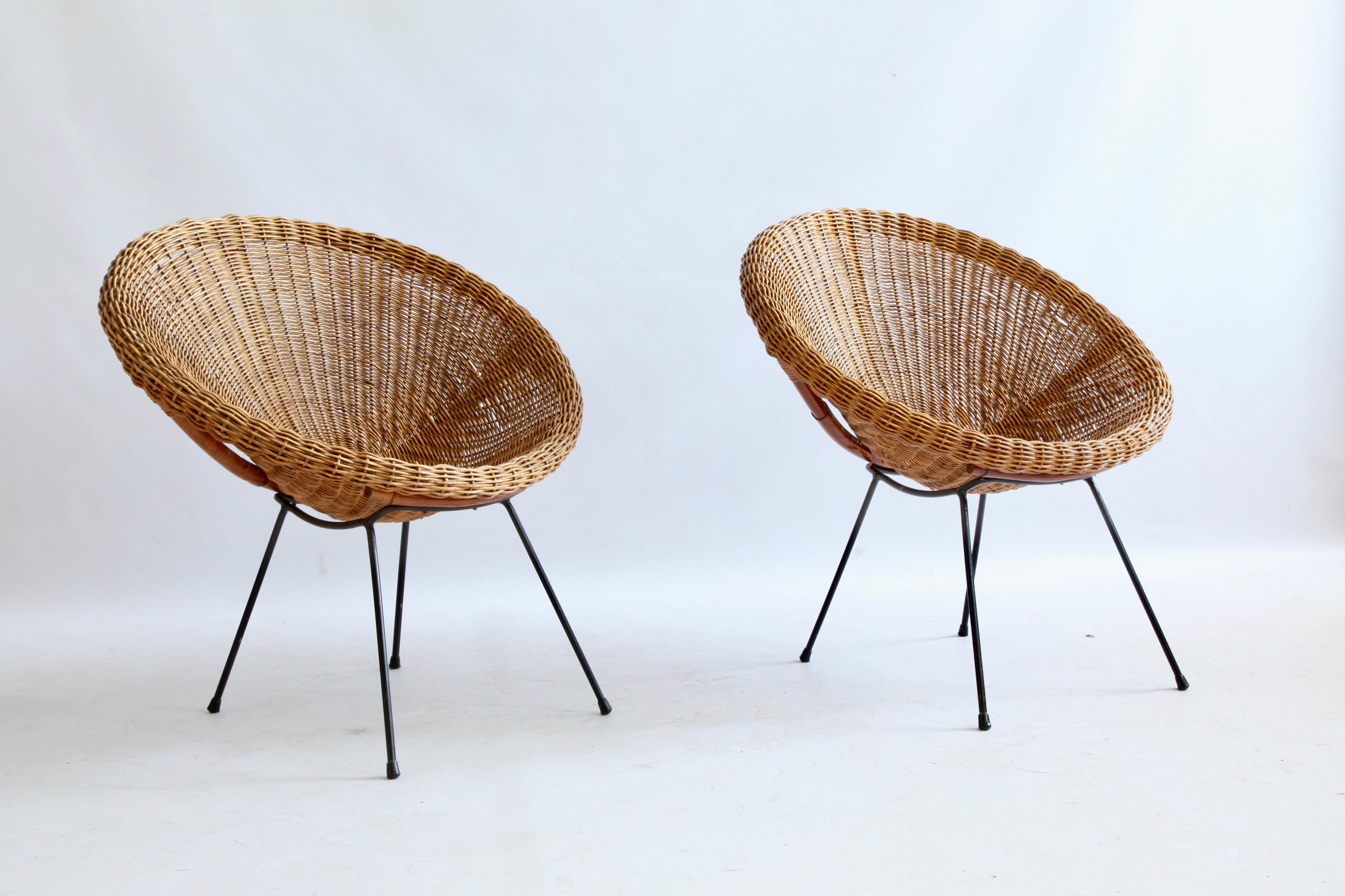 Italian Pair of 1950s Wicker and Iron Frame Pod Capsule Lounge Chairs For Sale