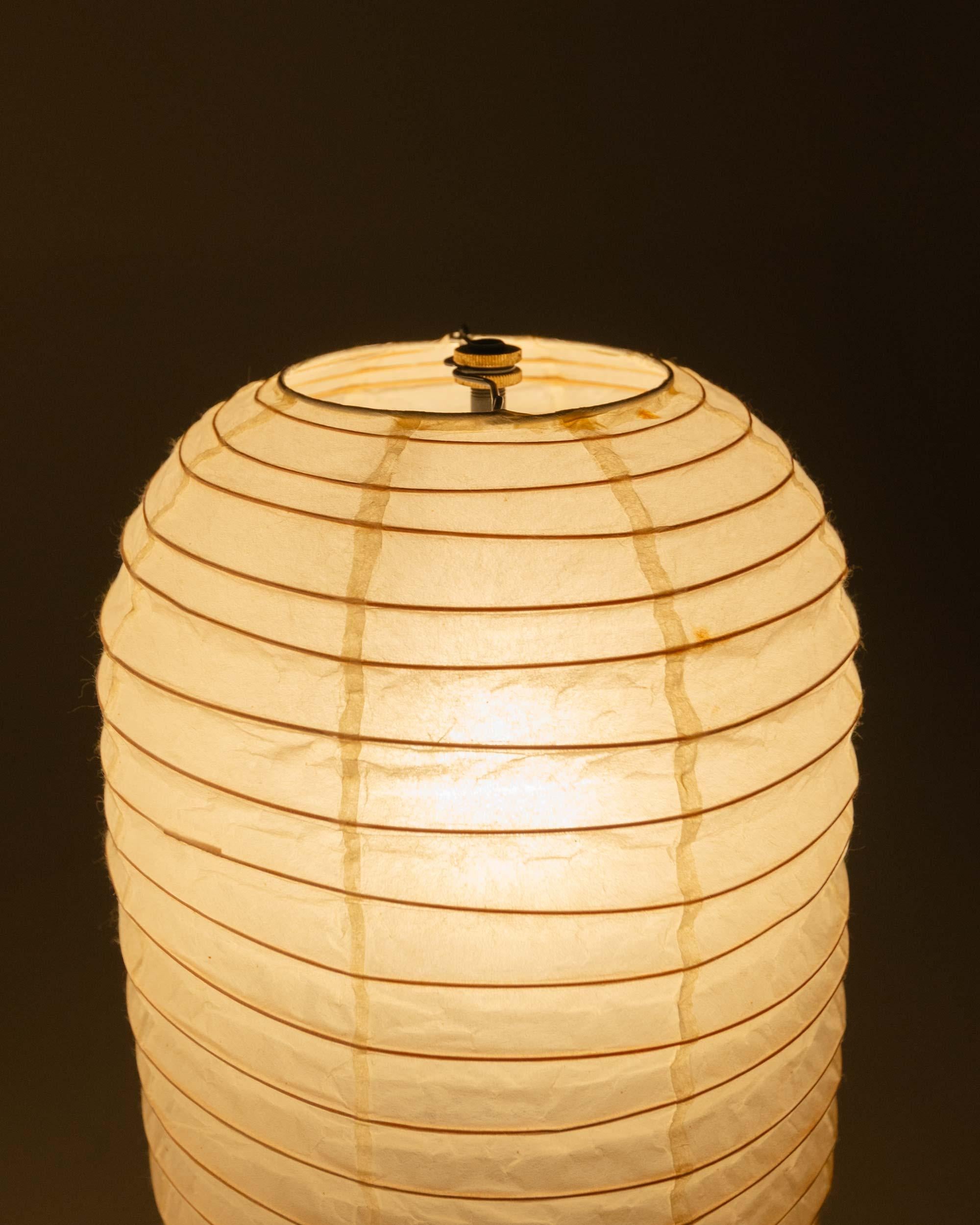 Una coppia di lampade da tavolo Isamu Noguchi Akari del 1951 BB1-30DL, Nuovo stock in vendita 4