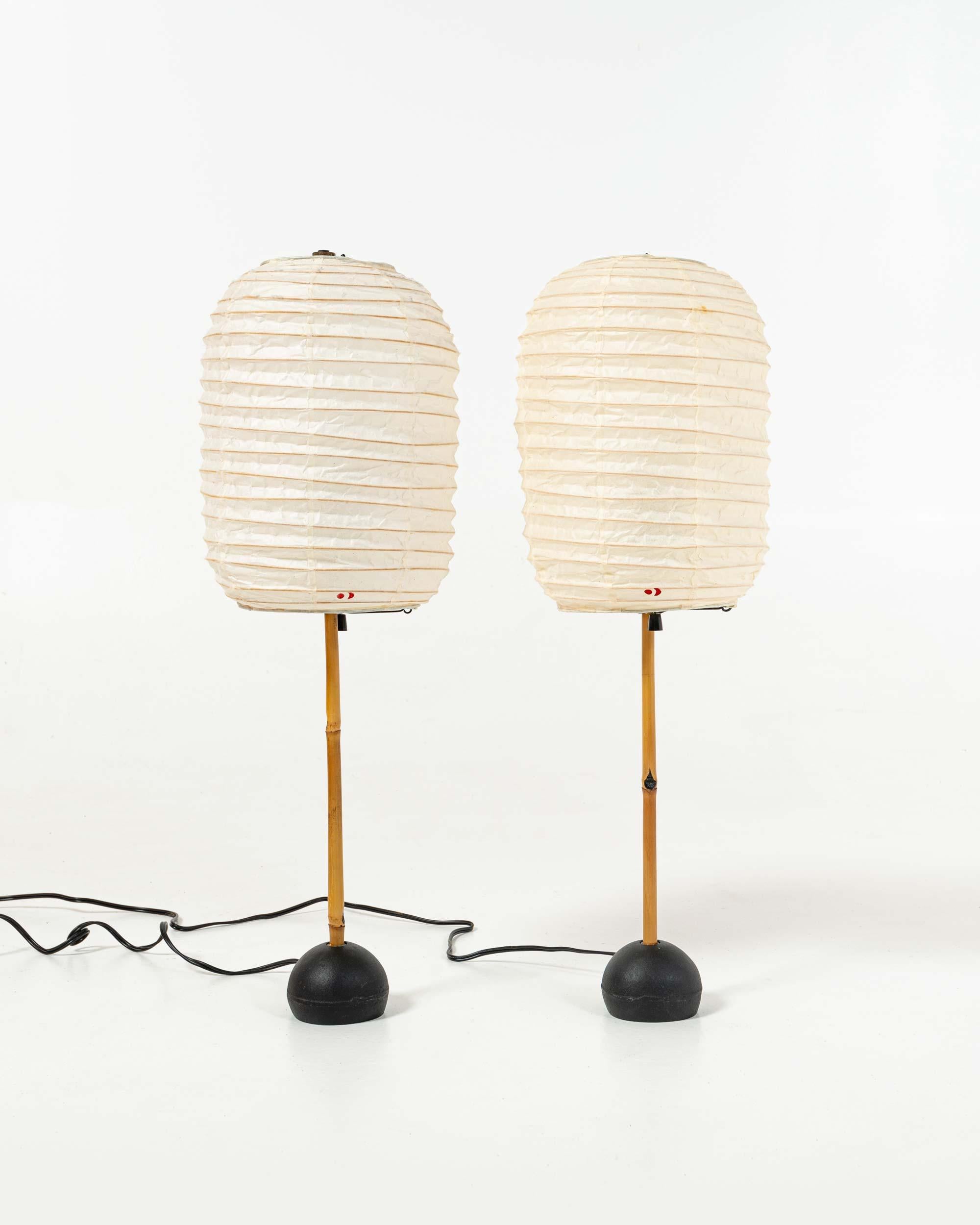 Una coppia immacolata di lampade da tavolo scultura Light di Isamu Noguchi BB1-30DL. Scatole originali per le due basi BB1 con timbro BB1 all'estremità di ogni scatola. 
I timbri Sun and Moon di colore rosso vivo sui paralumi indicano che si tratta