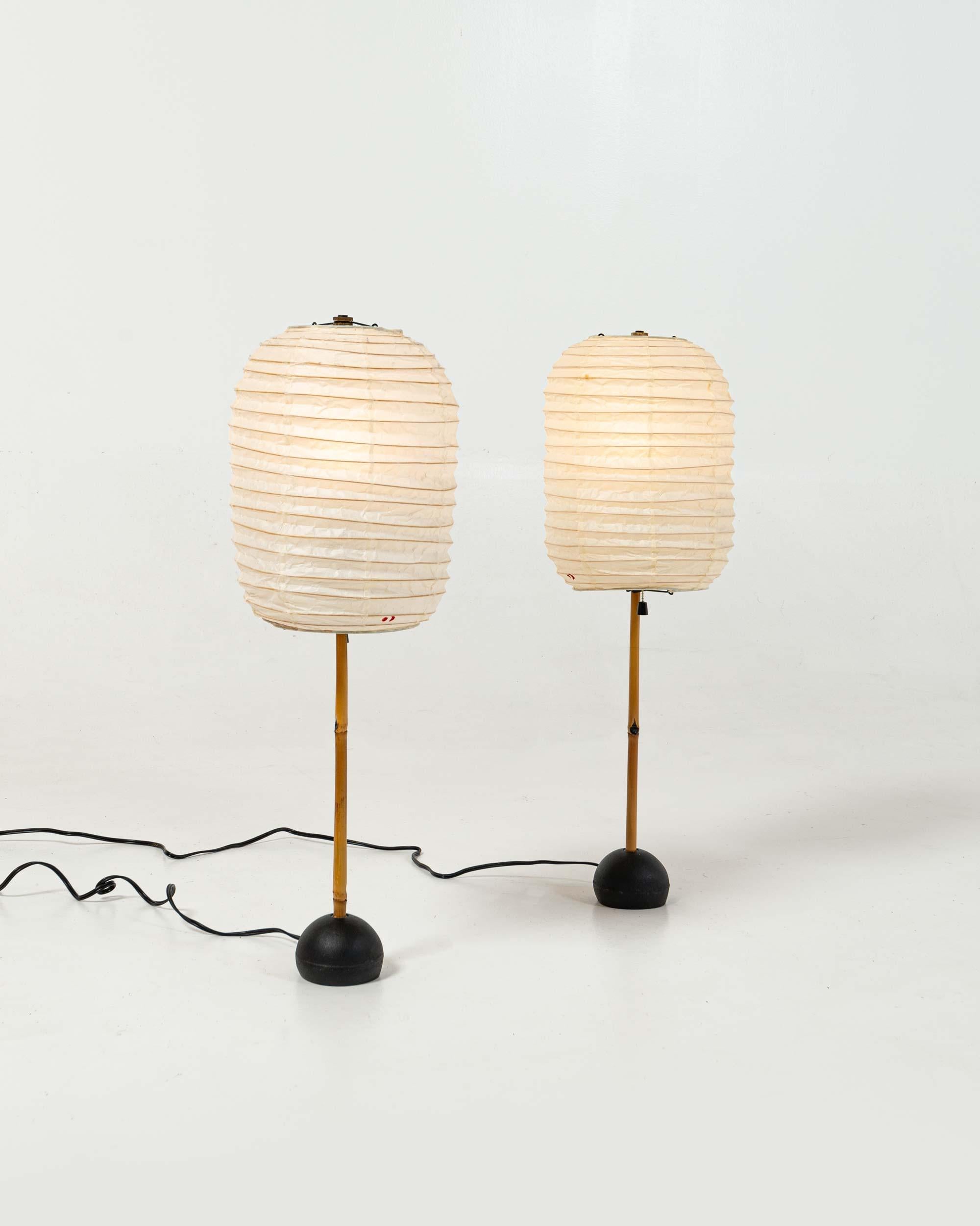 Mid-Century moderno Una coppia di lampade da tavolo Isamu Noguchi Akari del 1951 BB1-30DL, Nuovo stock in vendita