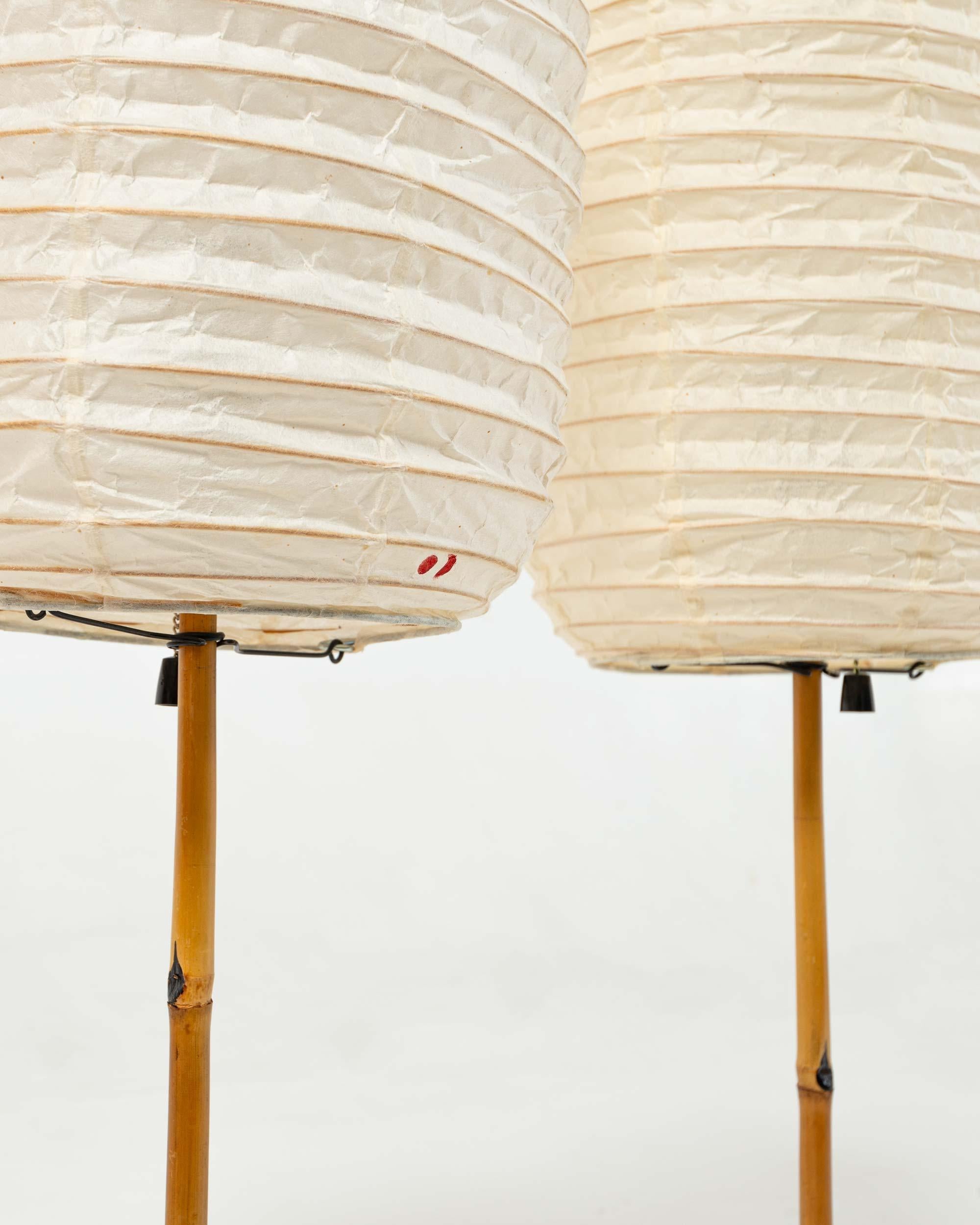 Giapponese Una coppia di lampade da tavolo Isamu Noguchi Akari del 1951 BB1-30DL, Nuovo stock in vendita
