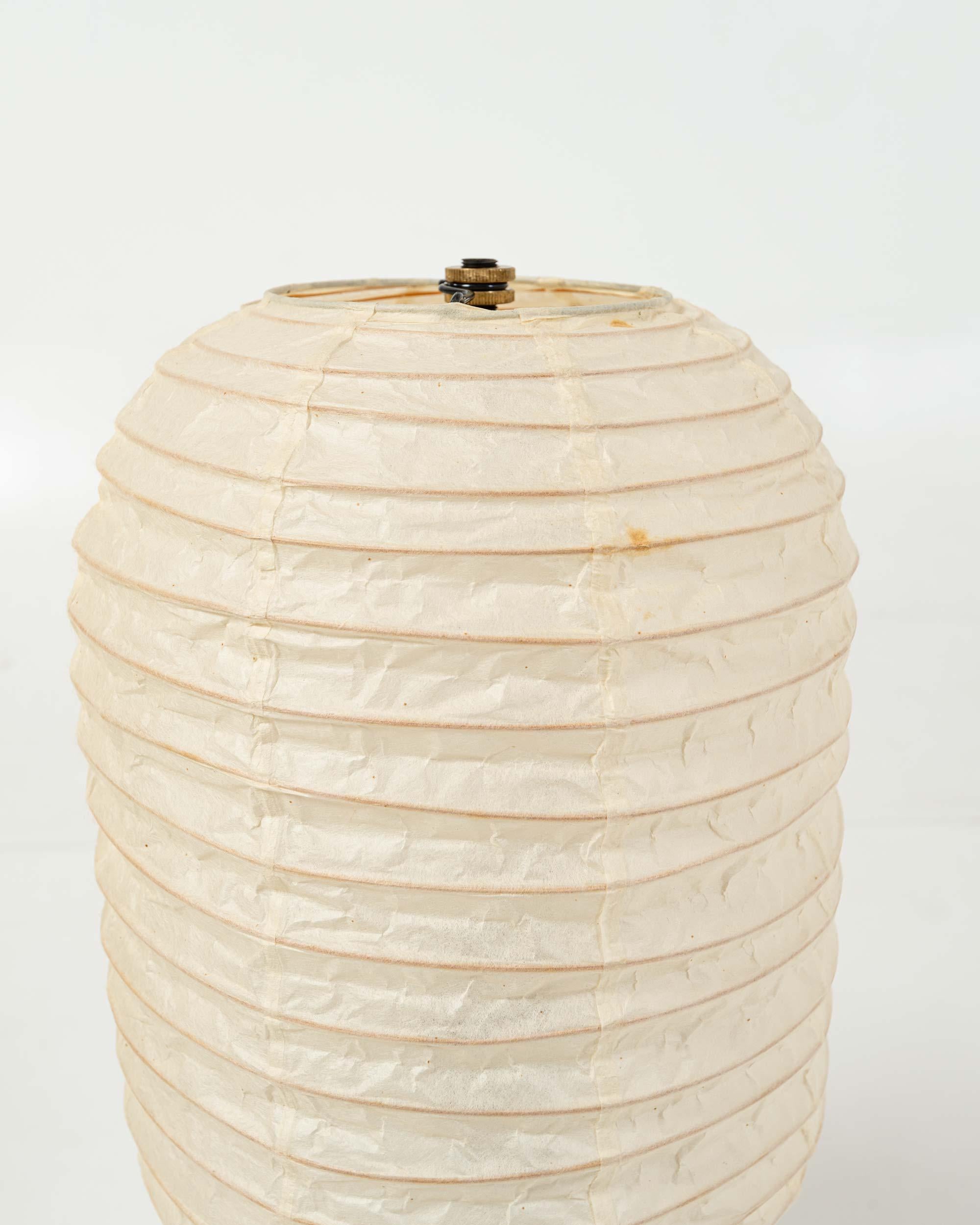 Metà XX secolo Una coppia di lampade da tavolo Isamu Noguchi Akari del 1951 BB1-30DL, Nuovo stock in vendita