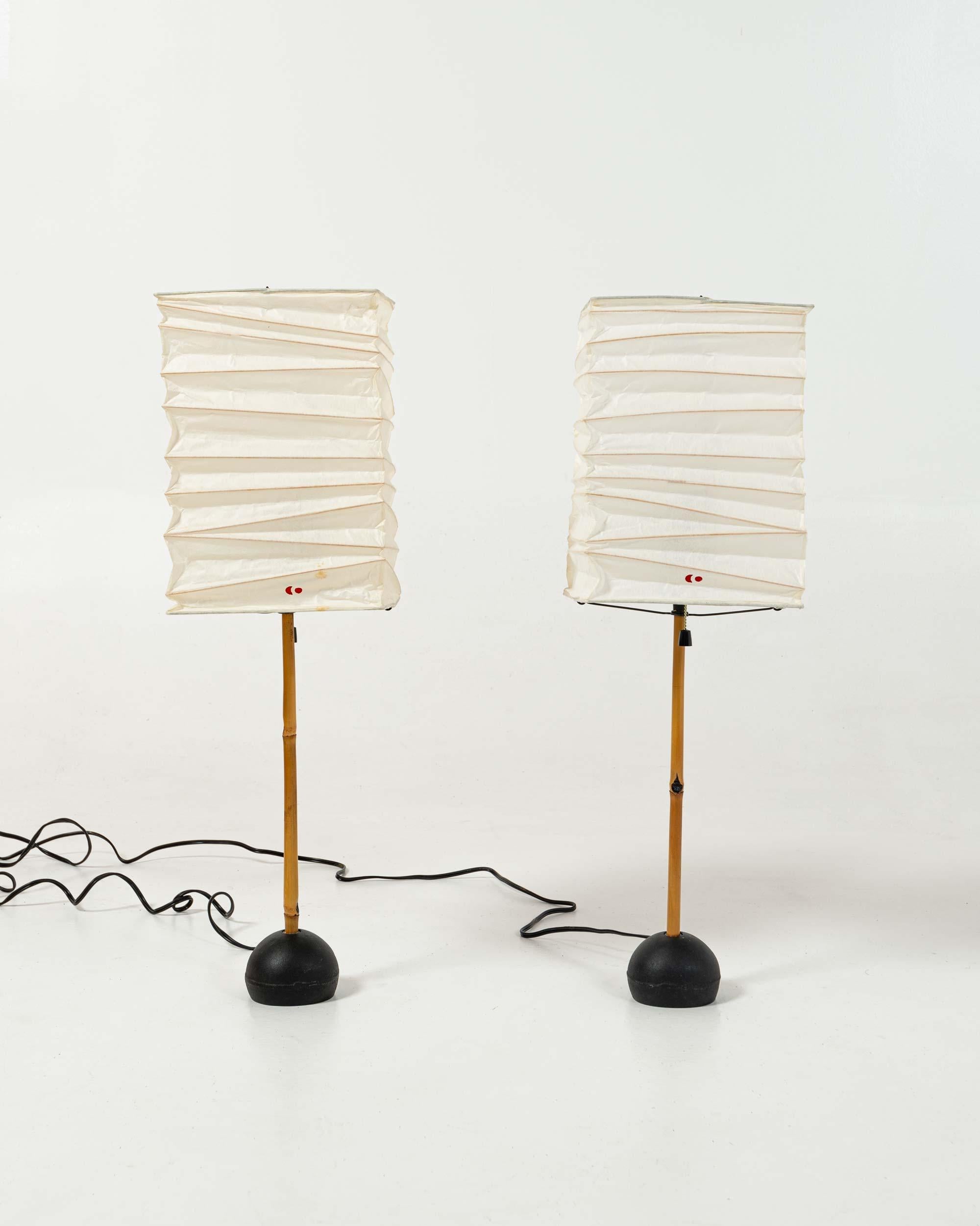 Paire de lampes de table BB1-30XN de Isamu Noguchi. Boîtes originales pour la nuance 30XN avec le tampon 30XN à l'extrémité de chaque boîte. 
Les tampons Soleil et Lune rouge vif sur les abat-jour indiquent qu'il s'agit des premières éditions de