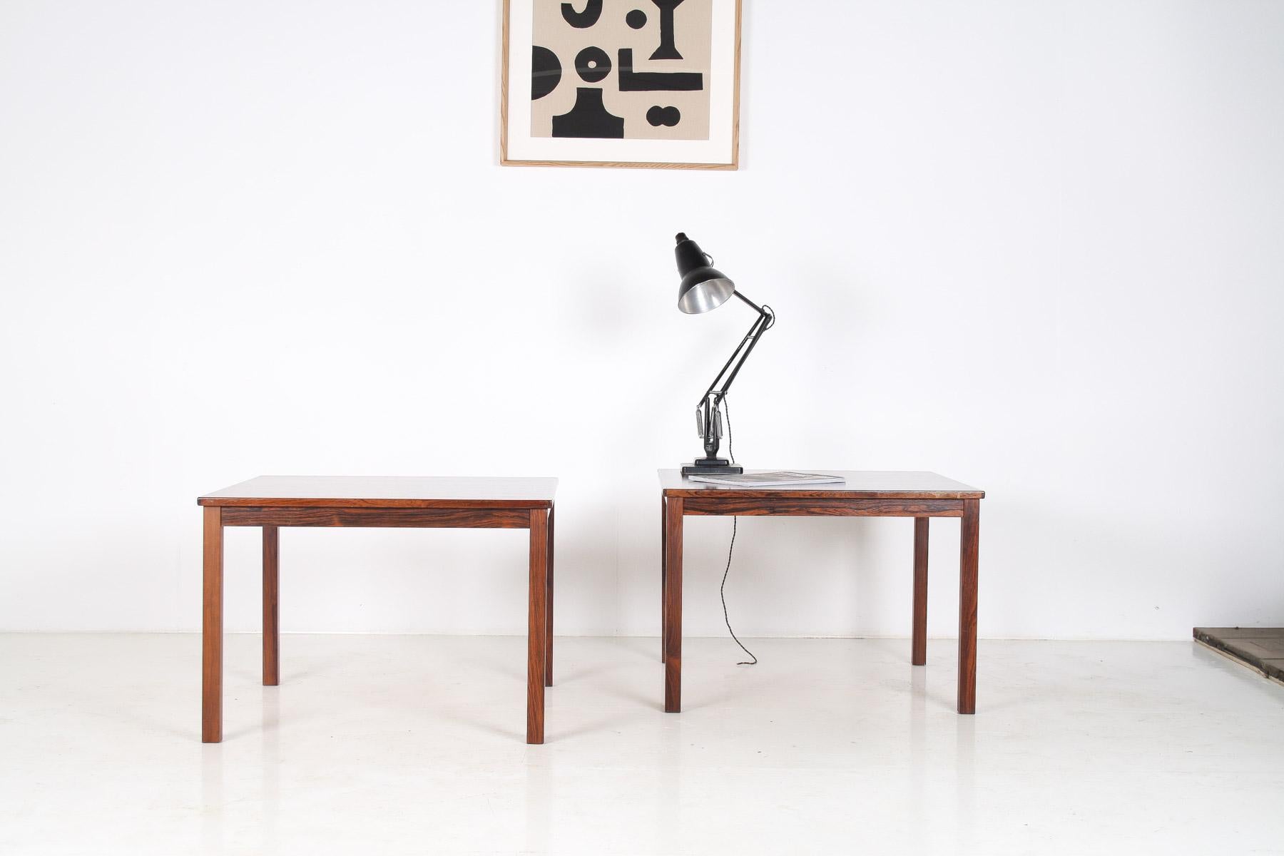 Cette paire de tables basses danoises du milieu du siècle en bois de rose, de forme carrée et de bonne taille (70 cm x 70 cm), légèrement plus grande que les 60 cm habituels, est très attrayante pour ceux qui recherchent un intérieur moderne