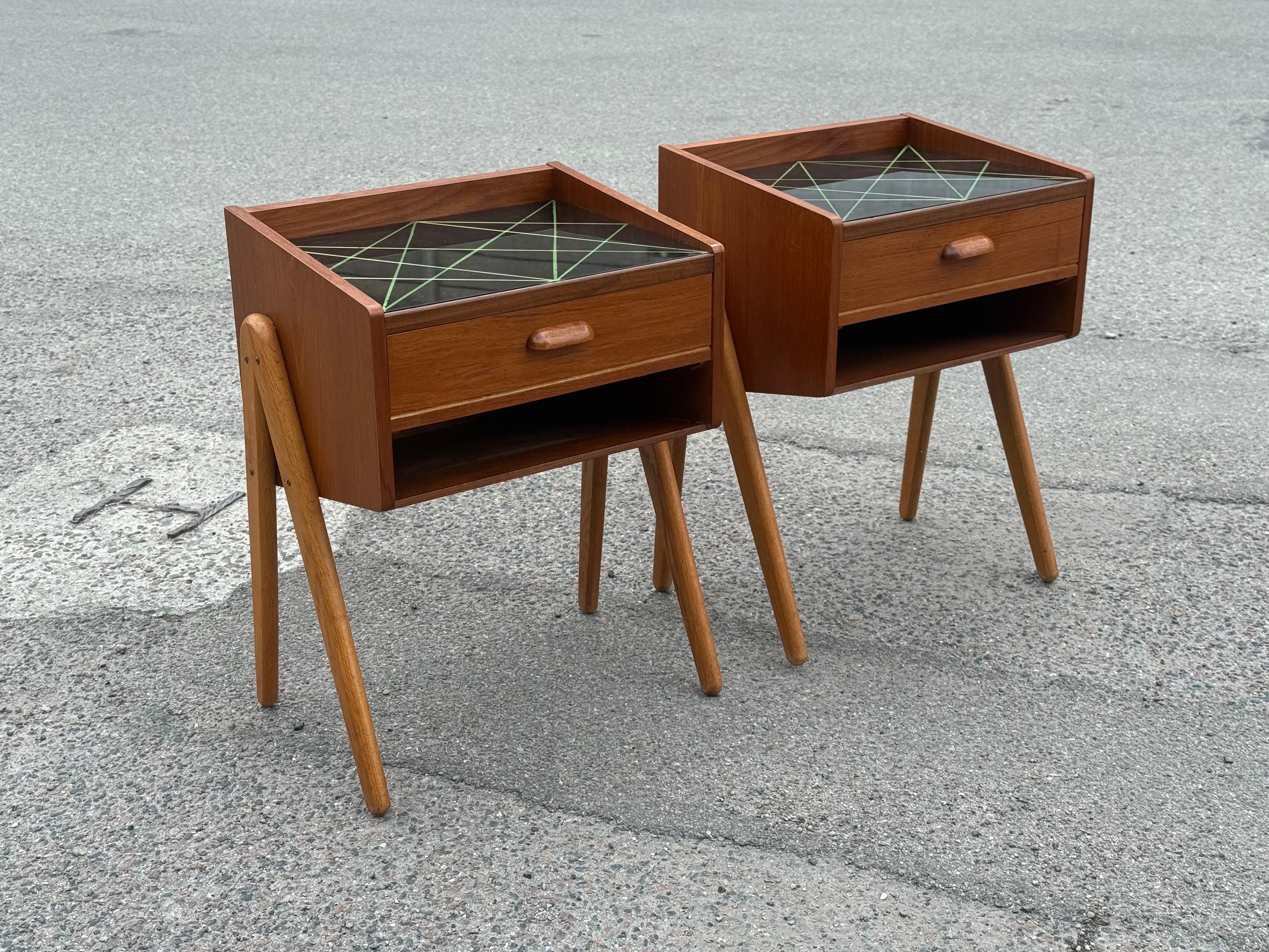 Paire de tables de nuit des années 1960 en teck avec pieds en Oak et plateau en verre décoré en noir en vente 4