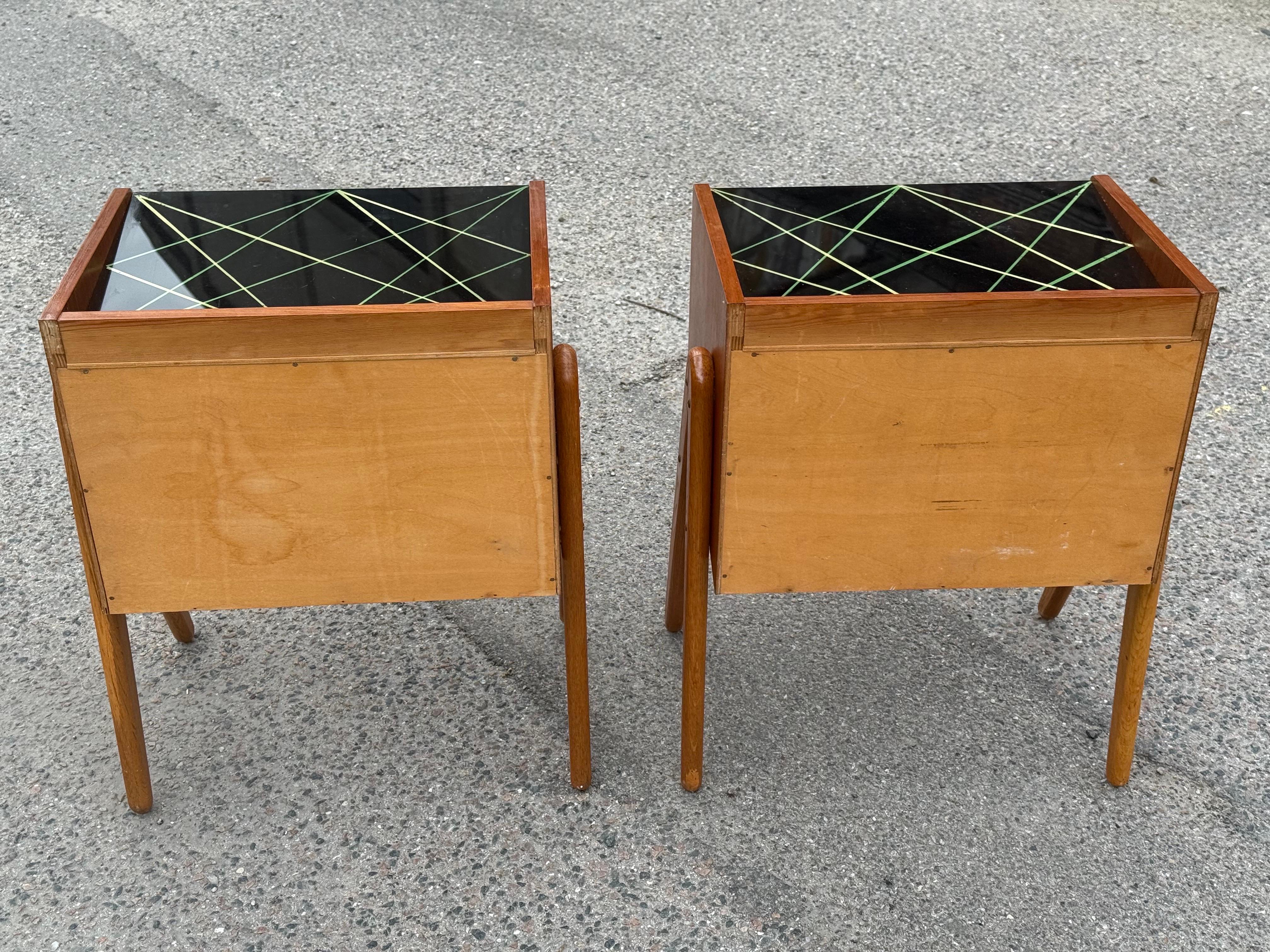 Paire de tables de nuit des années 1960 en teck avec pieds en Oak et plateau en verre décoré en noir en vente 5
