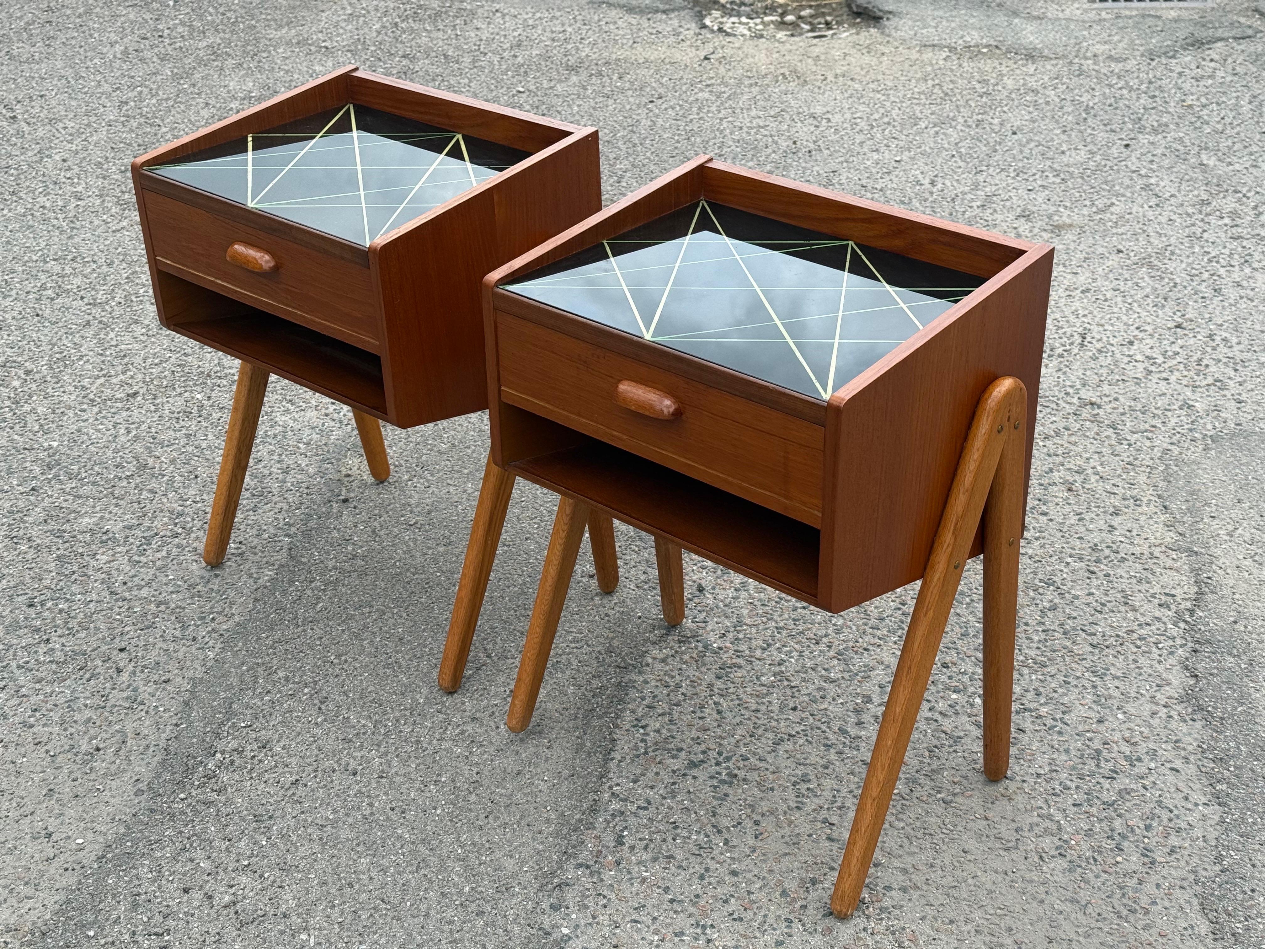Paire de tables de nuit des années 1960 en teck avec pieds en Oak et plateau en verre décoré en noir en vente 6
