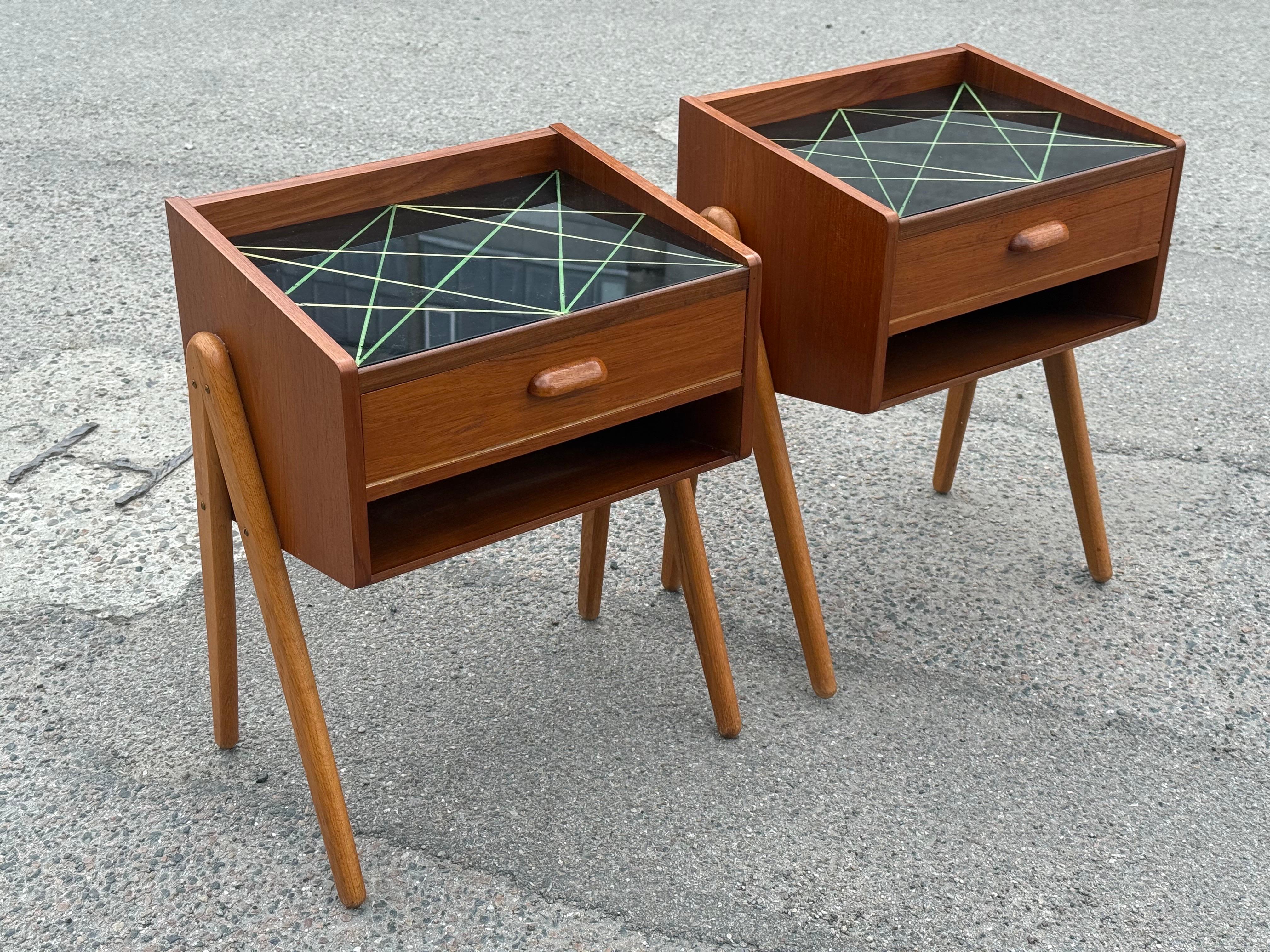 Paire de tables de nuit des années 1960 en teck avec pieds en Oak et plateau en verre décoré en noir en vente 7