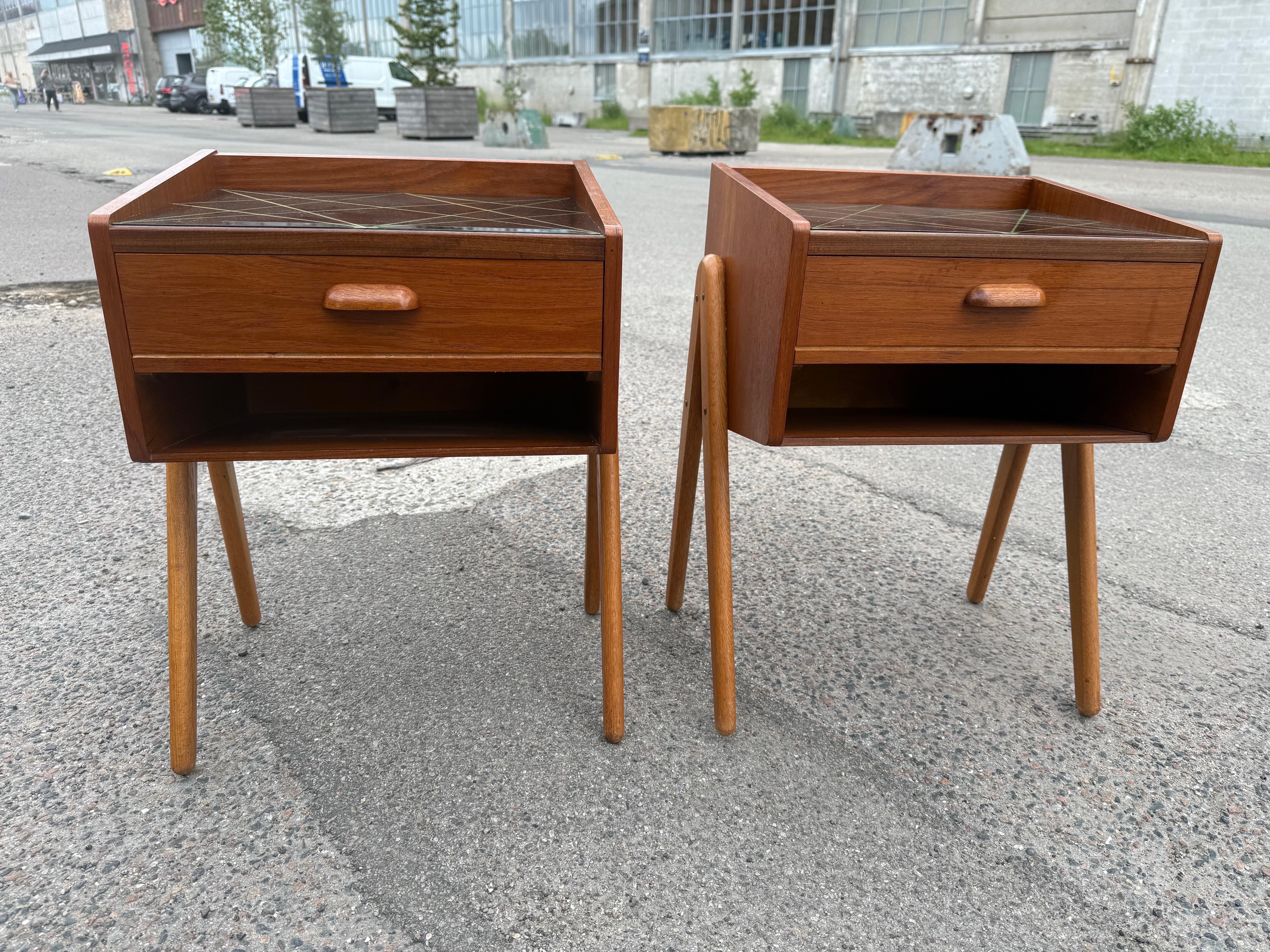 Paire de tables de nuit des années 1960 en teck avec pieds en Oak et plateau en verre décoré en noir Bon état - En vente à Copenhagen, DK