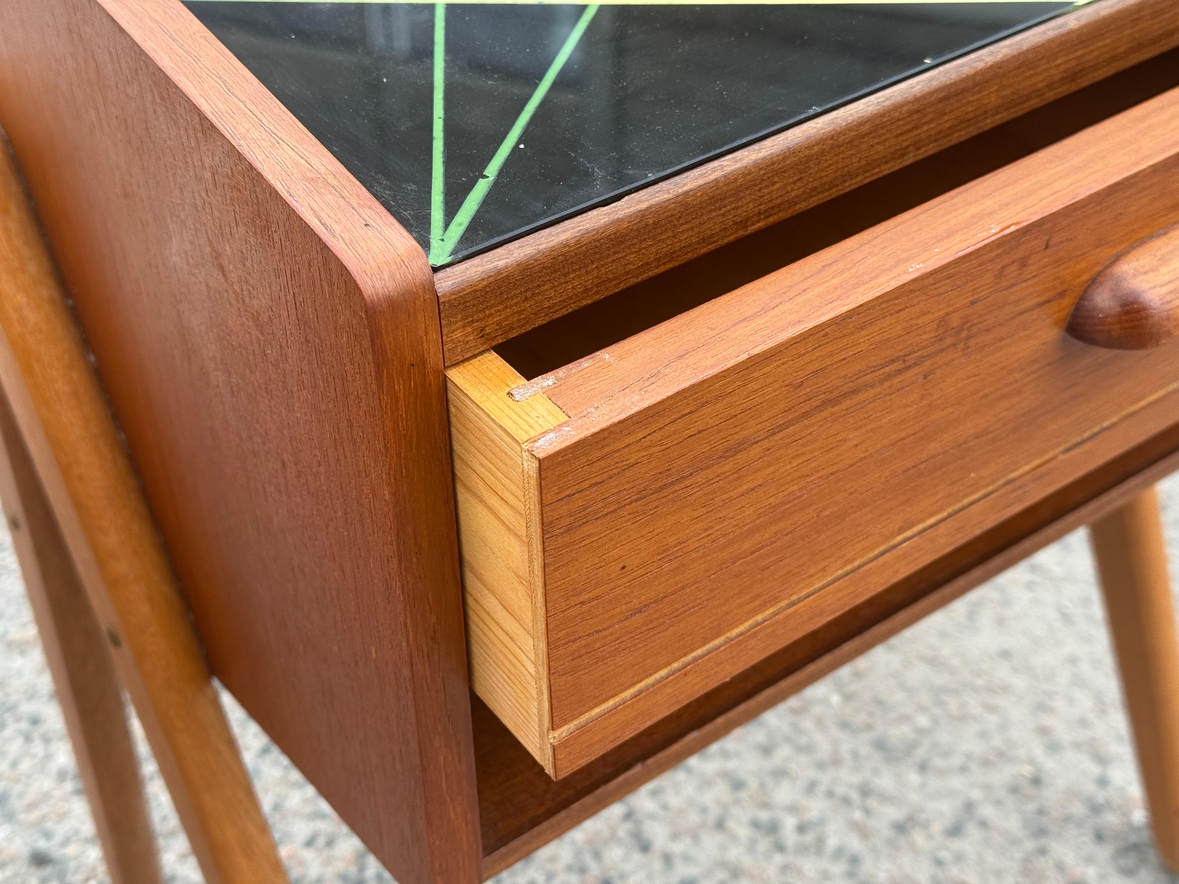 Paire de tables de nuit des années 1960 en teck avec pieds en Oak et plateau en verre décoré en noir en vente 1