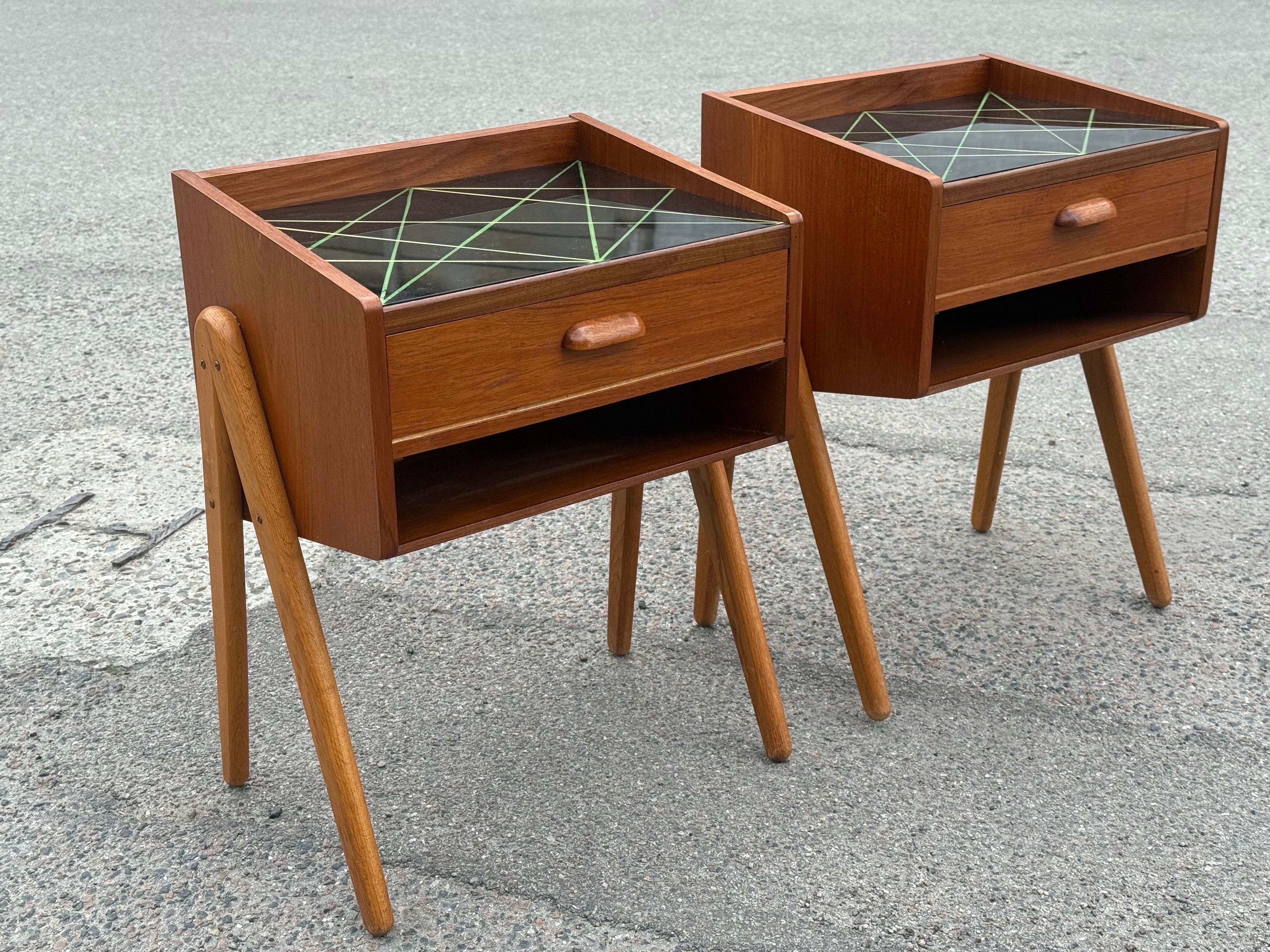 Paire de tables de nuit des années 1960 en teck avec pieds en Oak et plateau en verre décoré en noir en vente 2