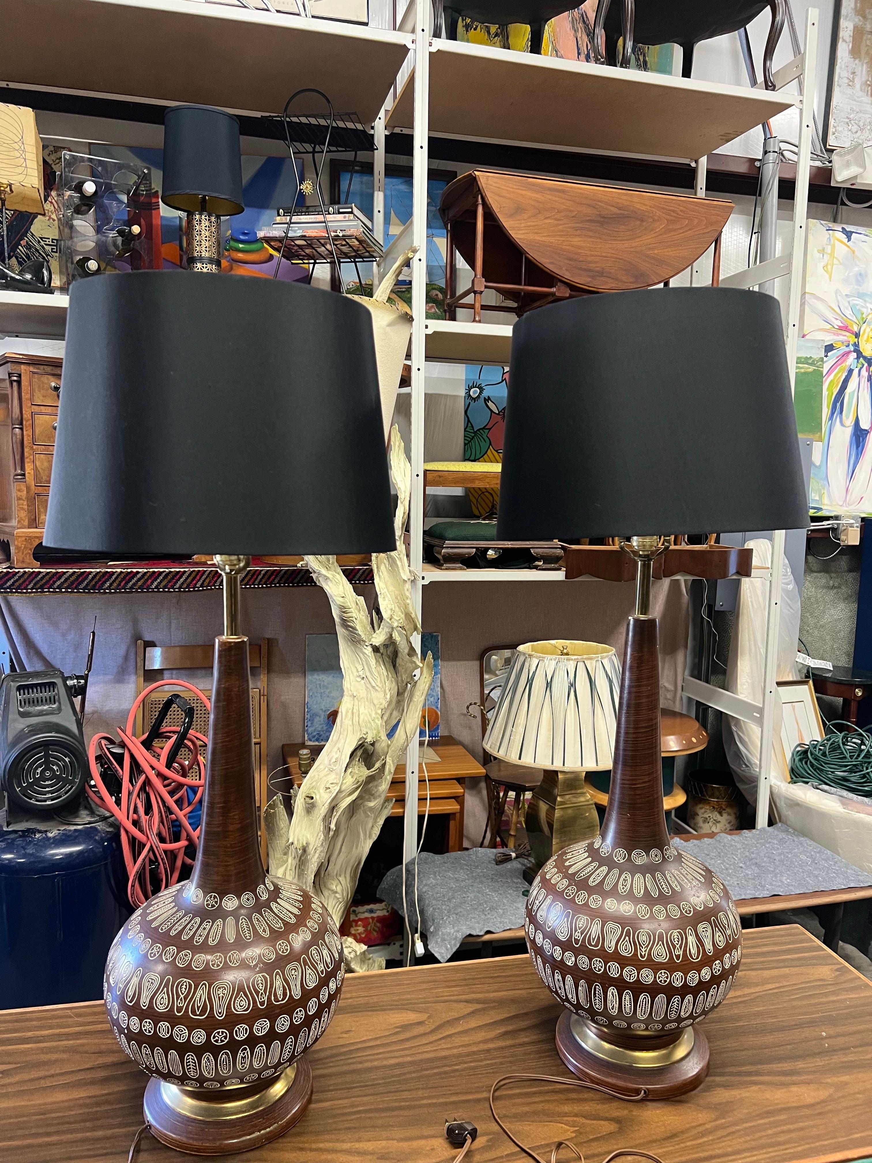 Bonitas lámparas de cerámica que a primera vista parecen de madera.
Con una decoración incisa muy singular, son muy del estilo de Bitossi.  Hemos añadido nuevos tonos negros, pero también quedarían preciosos con tonos blancos o crema.  Por lo que