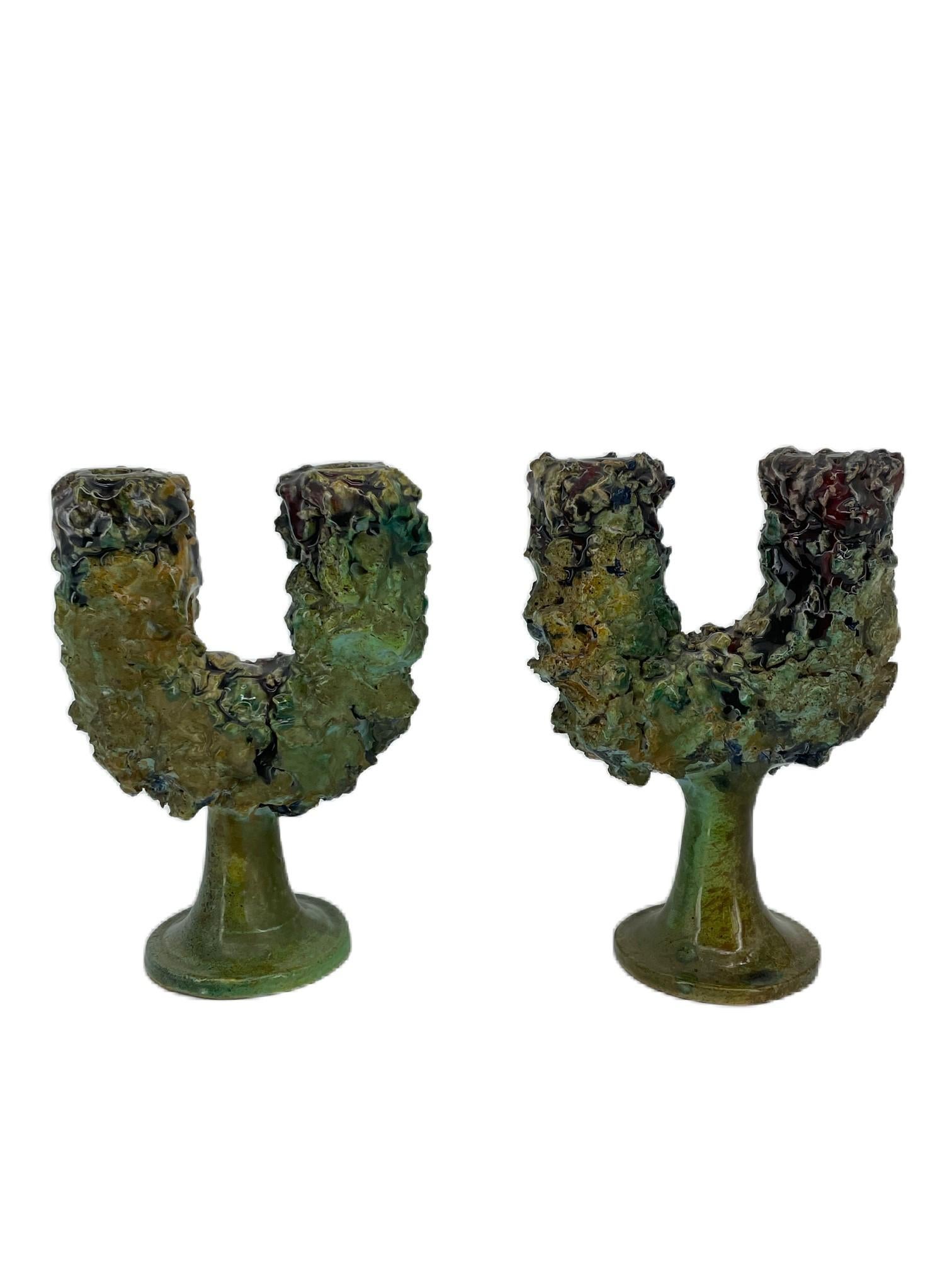 Ein Paar Keramik-Kandelaber im brutalistischen Stil der 1960er Jahre.
Signiert CCA Caltagirone, von ausgezeichneter Handwerkskunst und in sehr gutem Zustand.
Sehr ungewöhnliche und seltene Gegenstände.
Caltagirone
Caltagirone - farbenfrohe