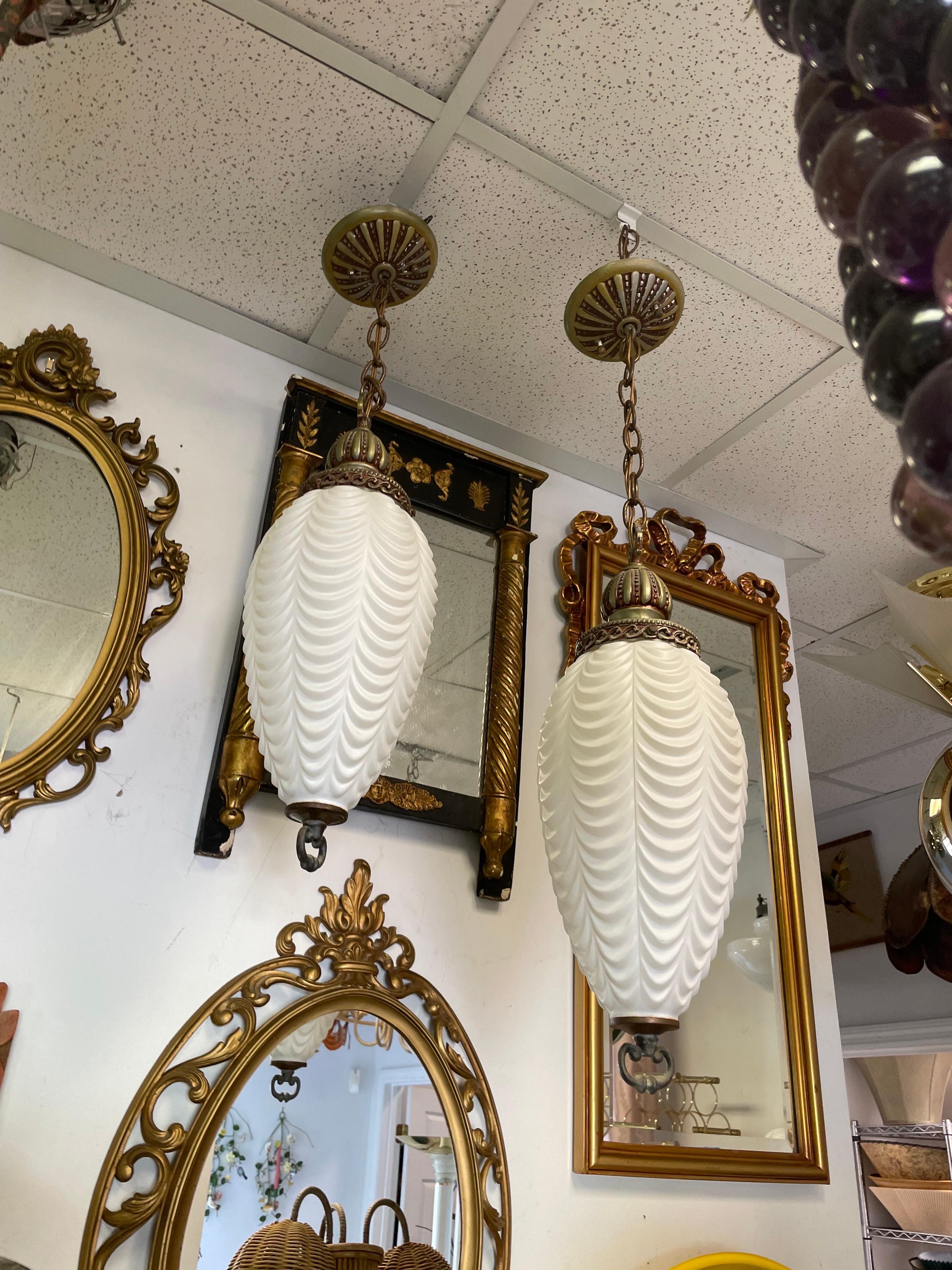 Todo, desde el dosel hasta el remate inferior, grita elegancia.  Estas luces estaban en condiciones de funcionar cuando se retiraron de la casa, pero siempre se recomienda recablearlas.  Un fabuloso conjunto de lámparas colgantes de cristal drapeado