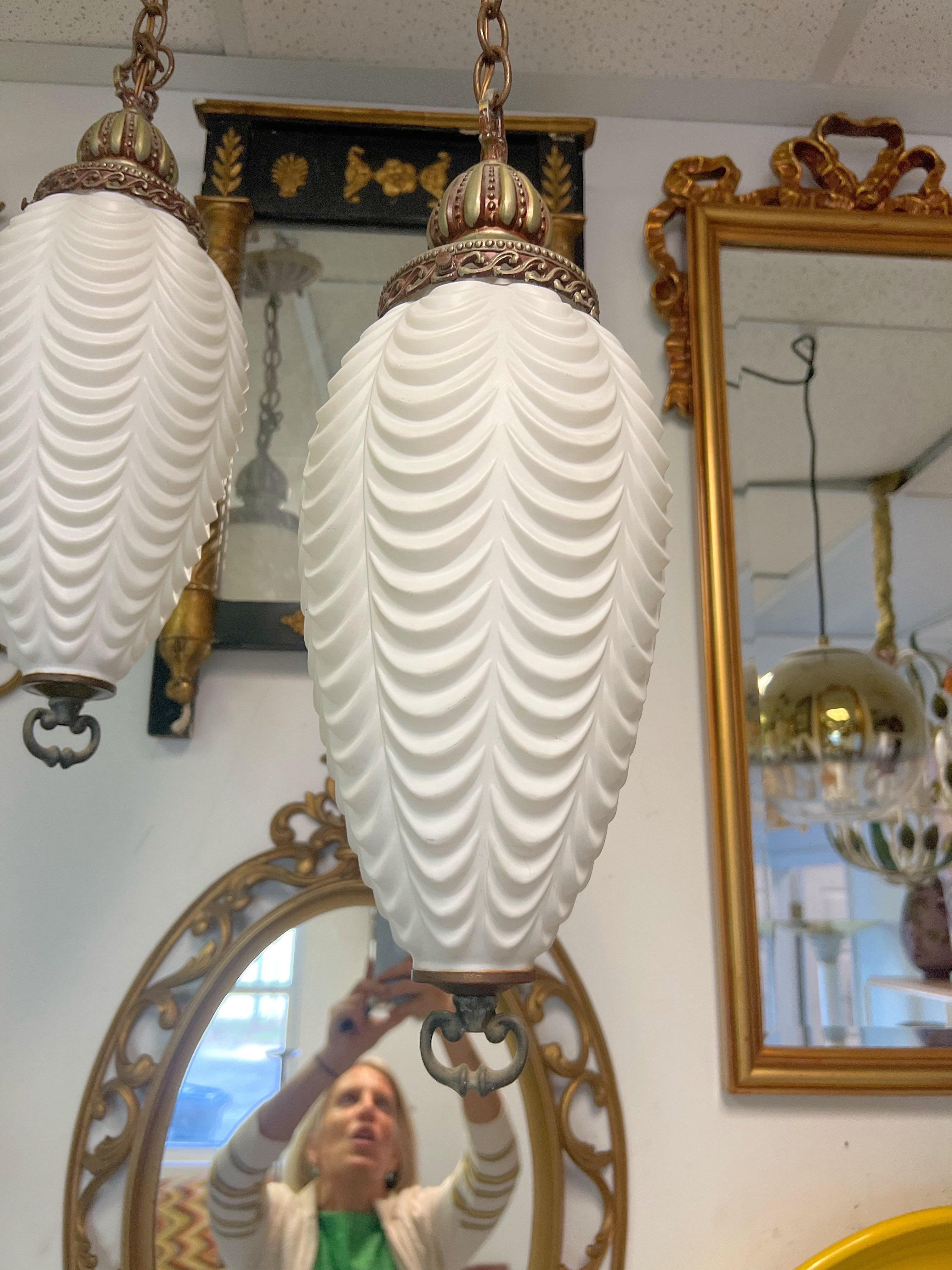 Un par de lámparas colgantes de cristal satinado drapeado Hollywood Regency de la década de 1960 Regencia de Hollywood en venta