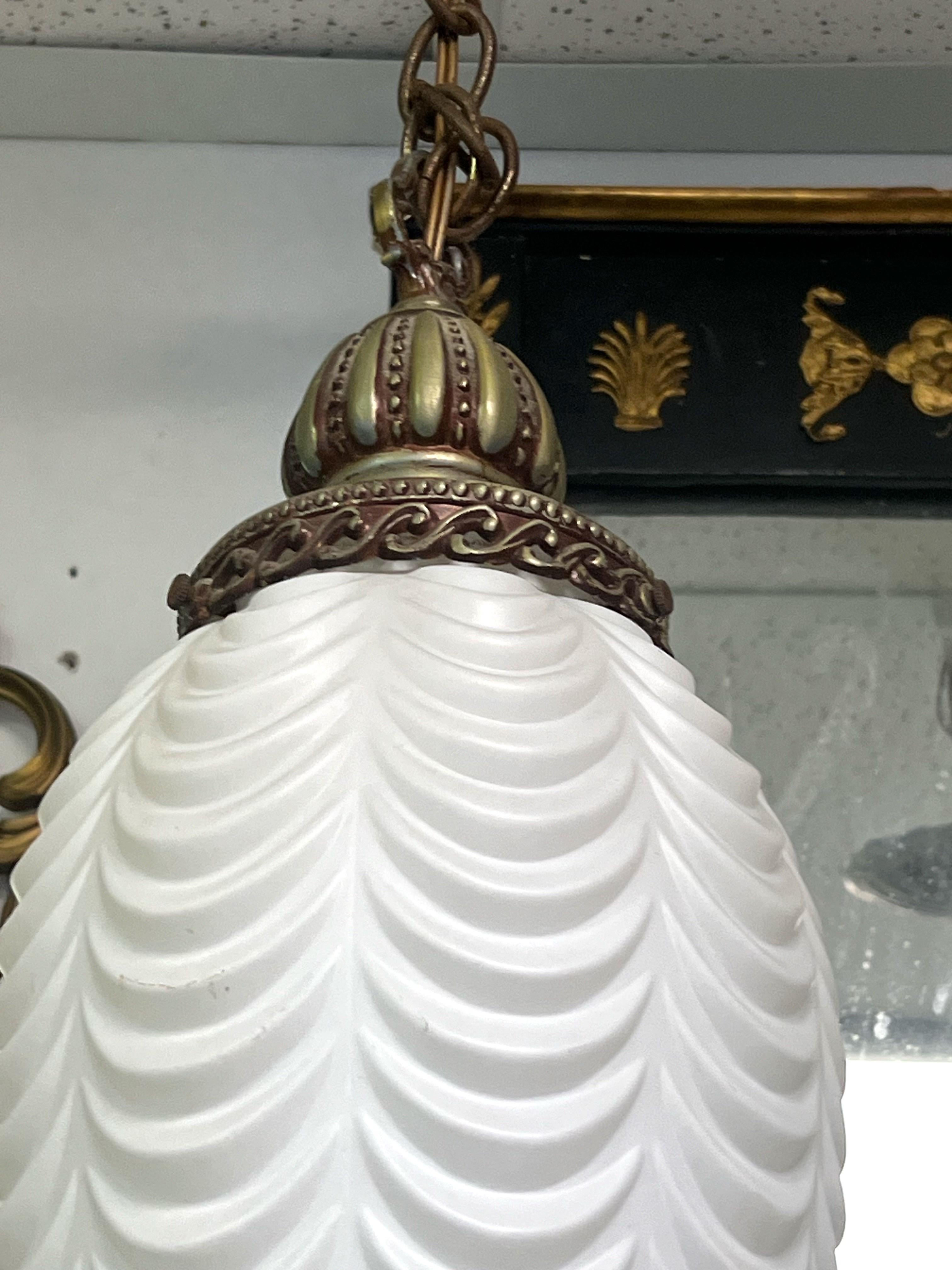 Un par de lámparas colgantes de cristal satinado drapeado Hollywood Regency de la década de 1960 en venta 1