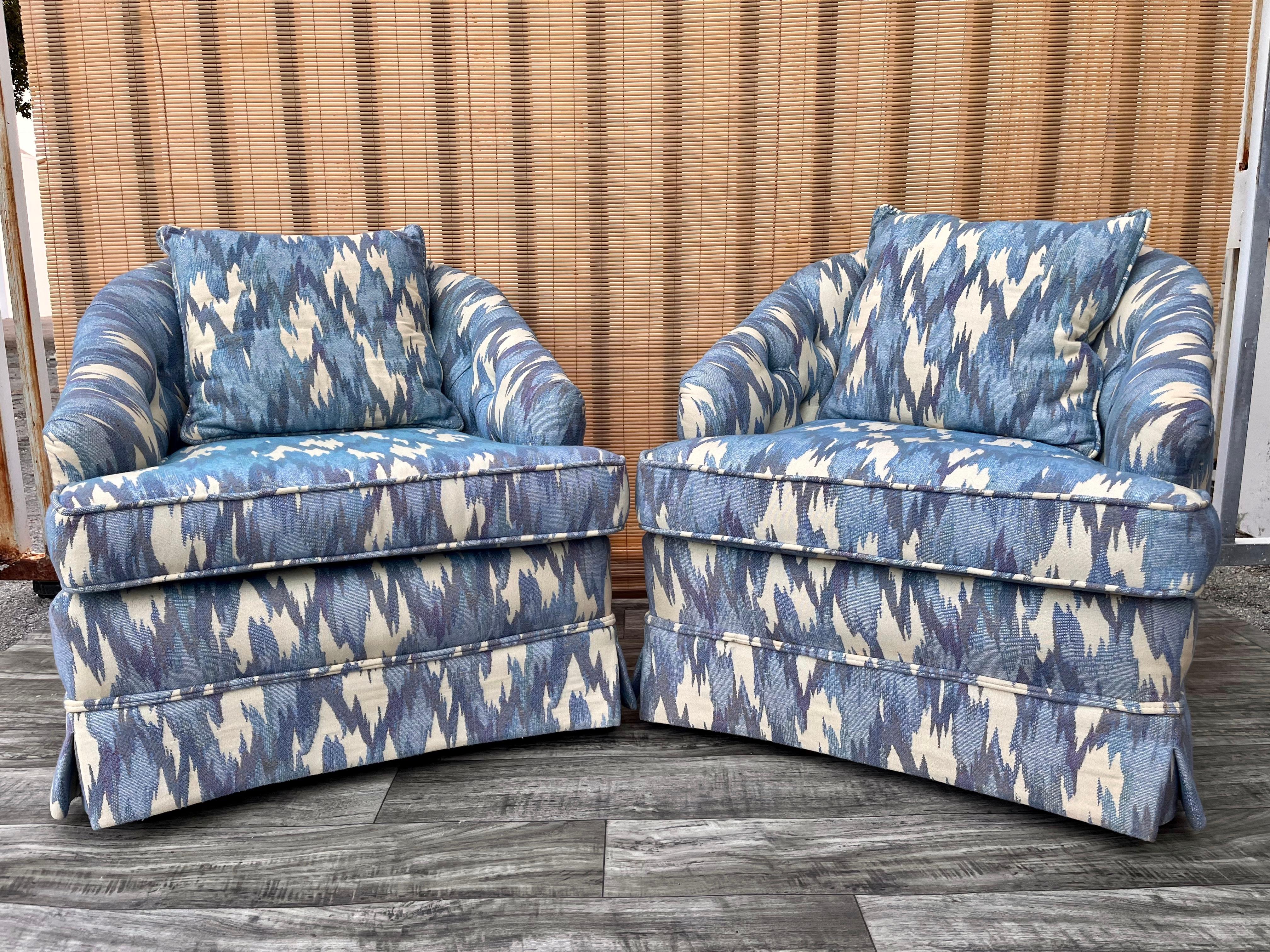 Pair of 1960s Hollywood Regency Upholstered Lounge Chairs with Casters In Good Condition For Sale In Miami, FL