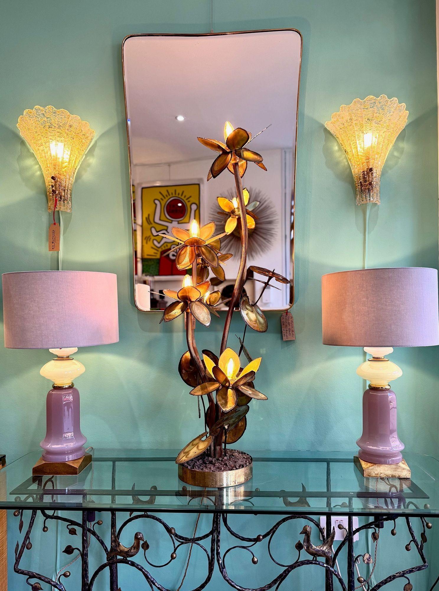 Una coppia di vetri opalini di Murano degli anni '60 in color lavanda e verde su una base di legno dorato. L'altezza indicata è con i paralumi. Ricablato con un cavo d'oro antico e testato dal PAT 