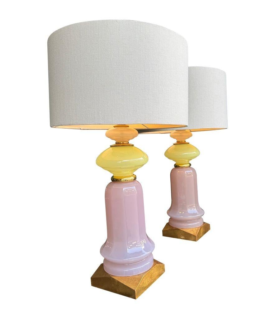Mid-Century moderno Coppia di lampade in vetro opalino di Murano color lavanda e verde degli anni '60, di Cenedese in vendita